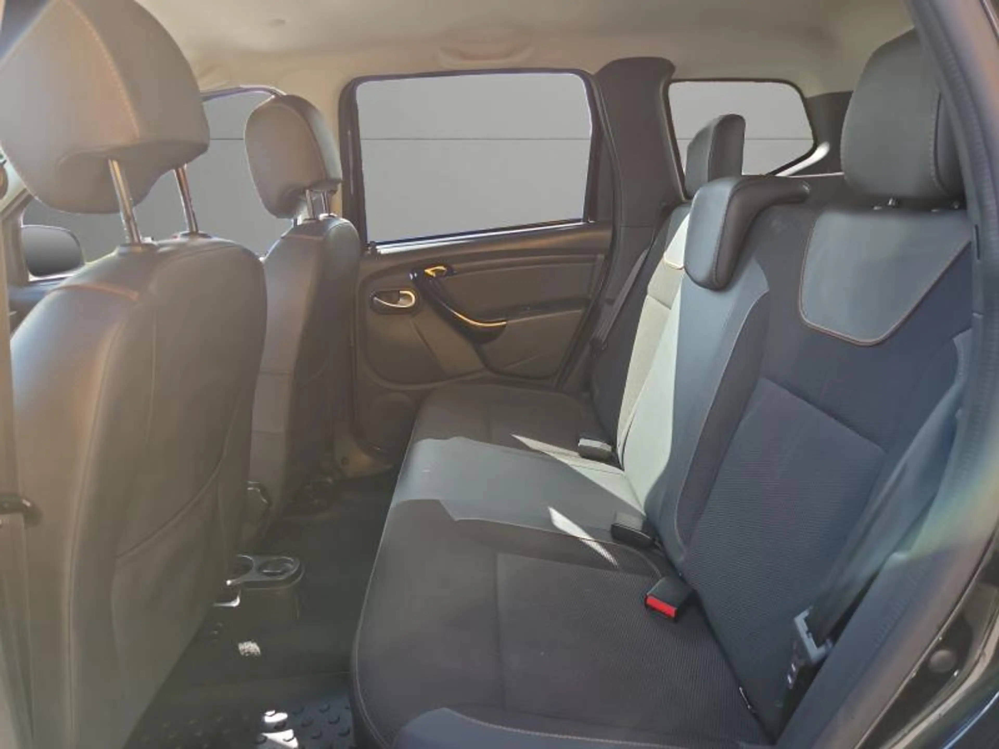 Dacia Duster 1.200cc 125cv 4x4 noir 08/17 Airco GPS Cruise — photo 10