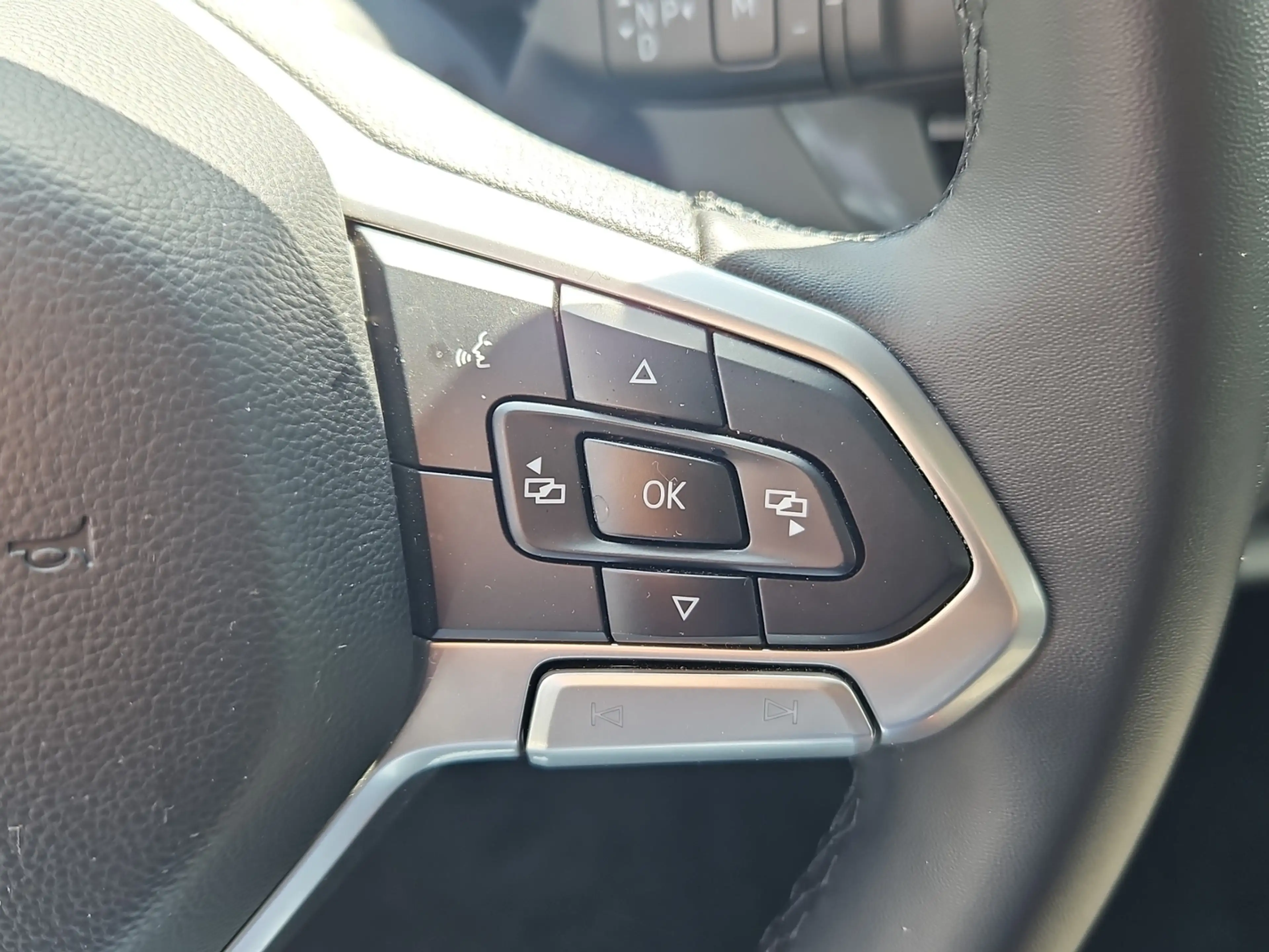 Volkswagen T7 Caravelle Style 2.0 TDI 9-Sitzer AHK Navi Rückfahrkamera Si — photo 15