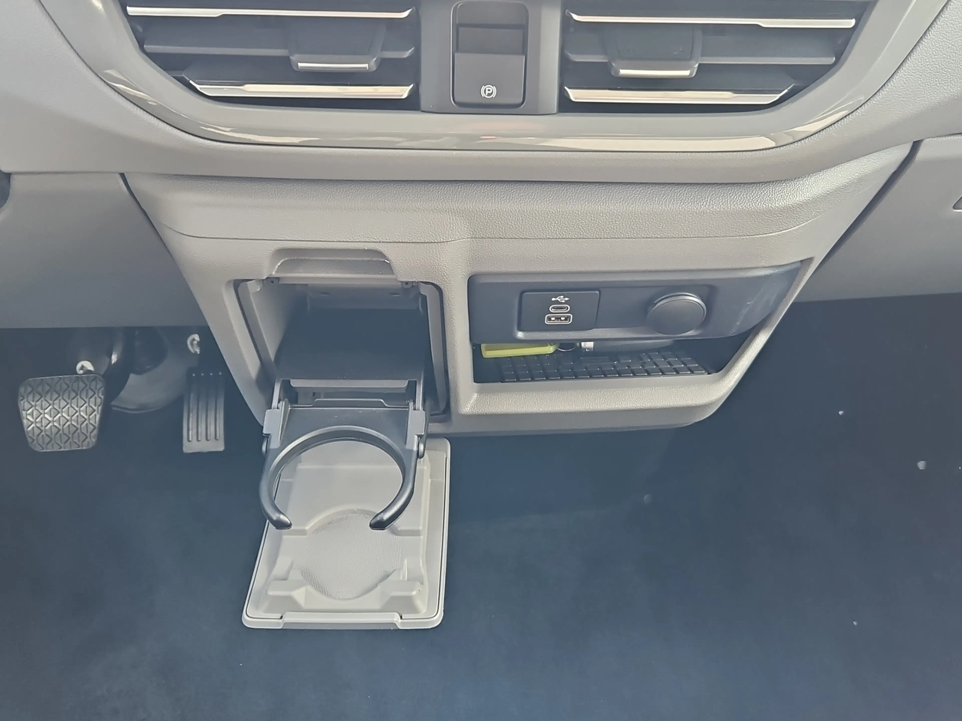 Volkswagen T7 Caravelle Style 2.0 TDI 9-Sitzer AHK Navi Rückfahrkamera Si — photo 11