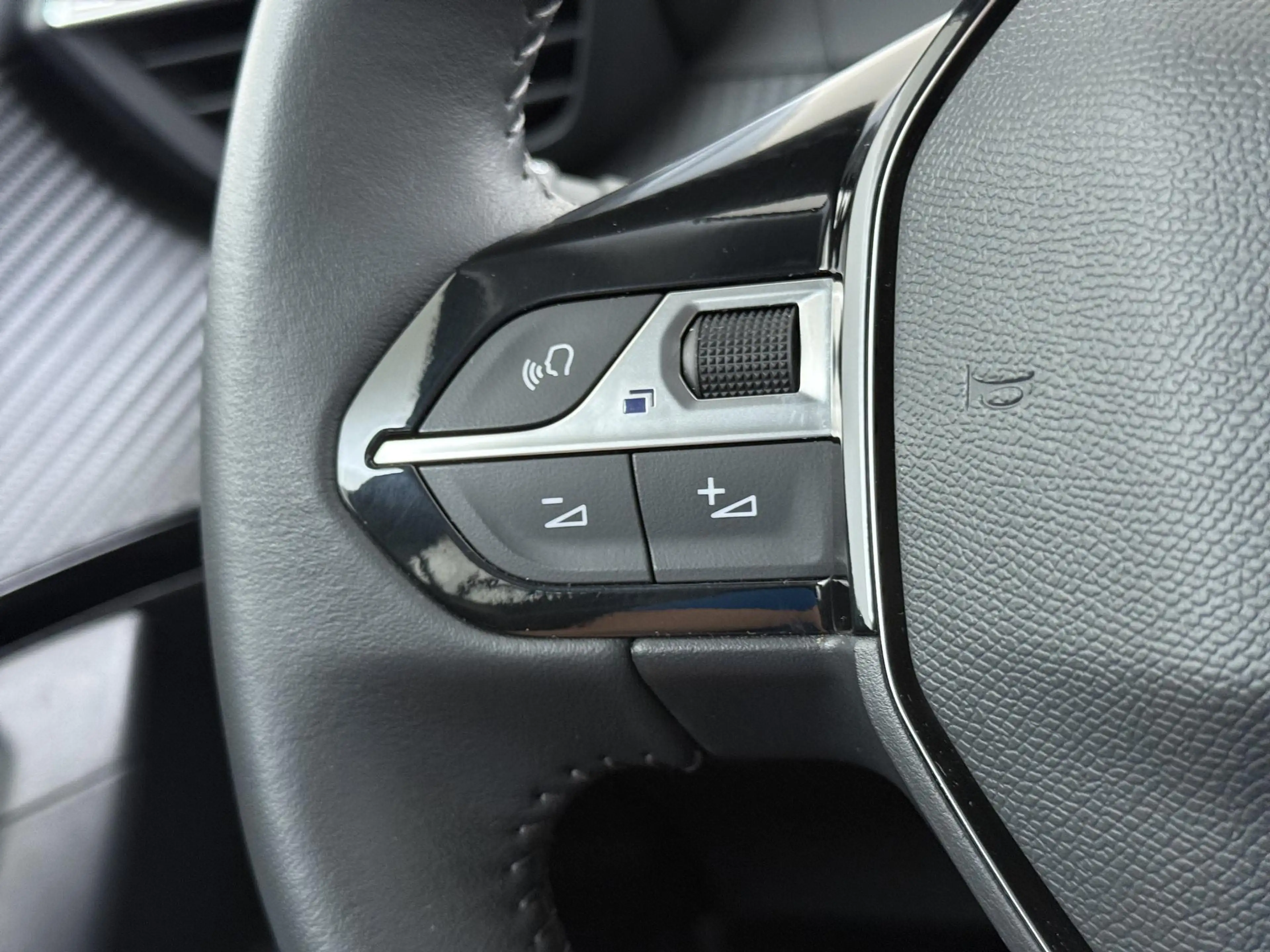 Peugeot e-2008 Active Pack 50kWh | 1ste eigenaar | ACCU 90% | Par — photo 14