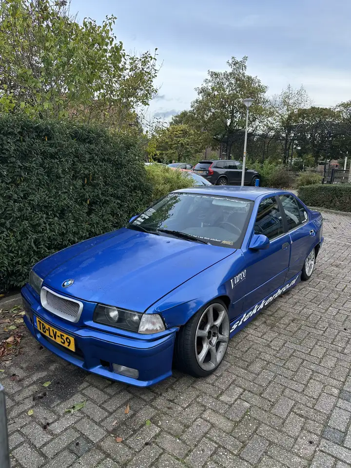BMW 323
