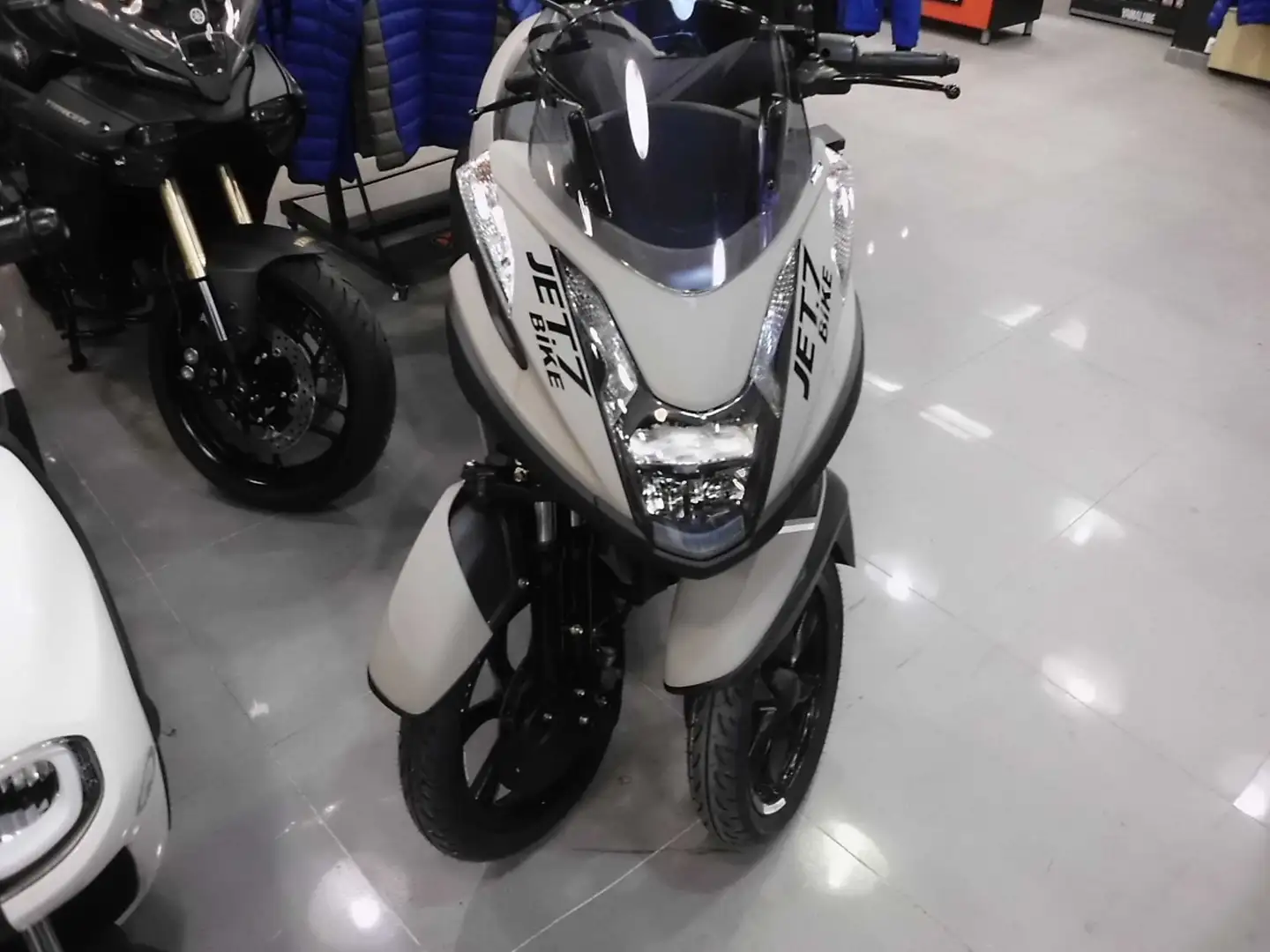 Yamaha TriCity Beige - 2