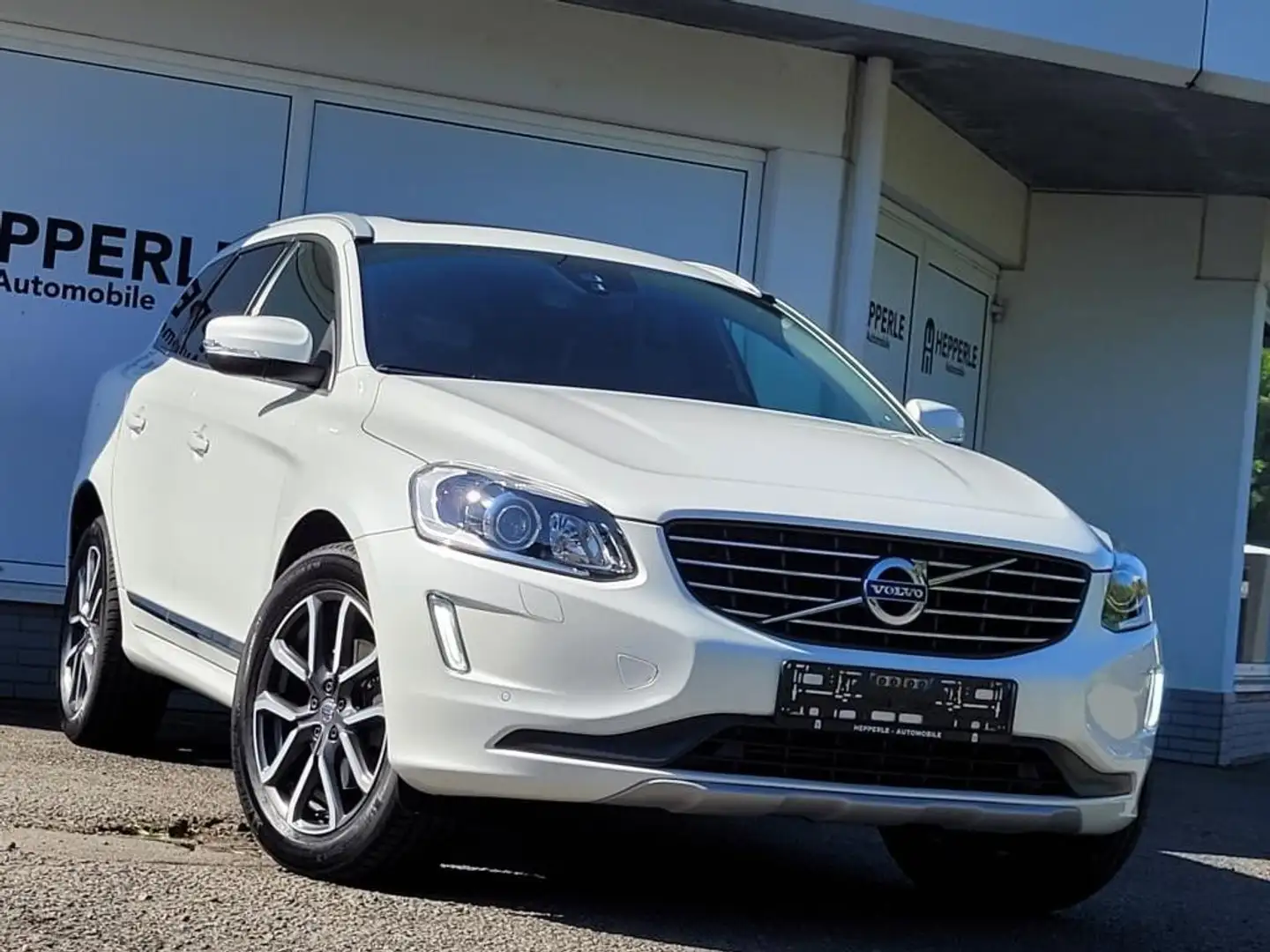 Volvo XC60 Summum 2WD XENON+MEMORY+PANO+KAMERA+19ZOLL Blanco - 1