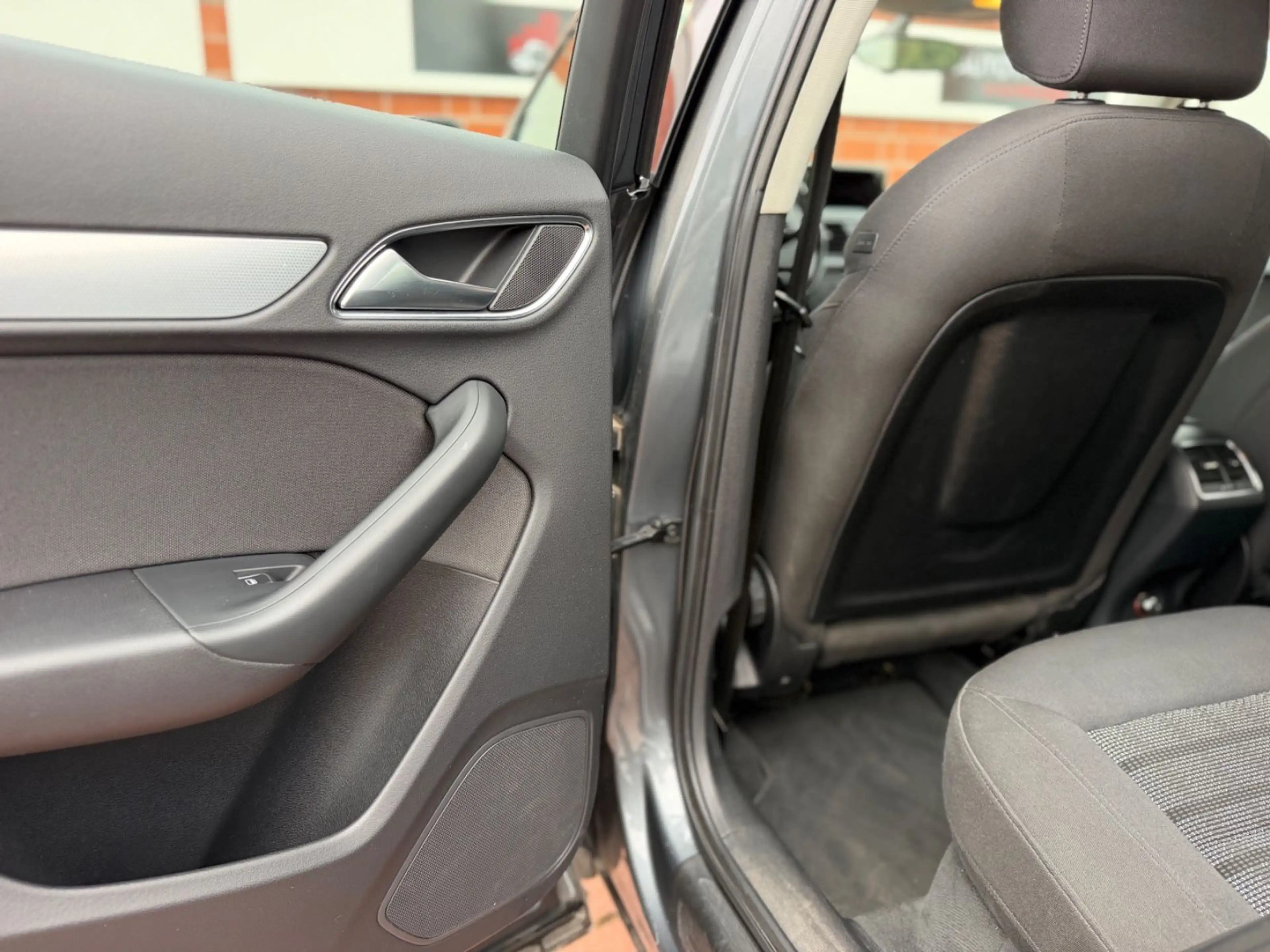 Audi Q3 2.0 TDI /XENON/NAVI/1.HAND/PDC/SHZ/MFL — photo 10
