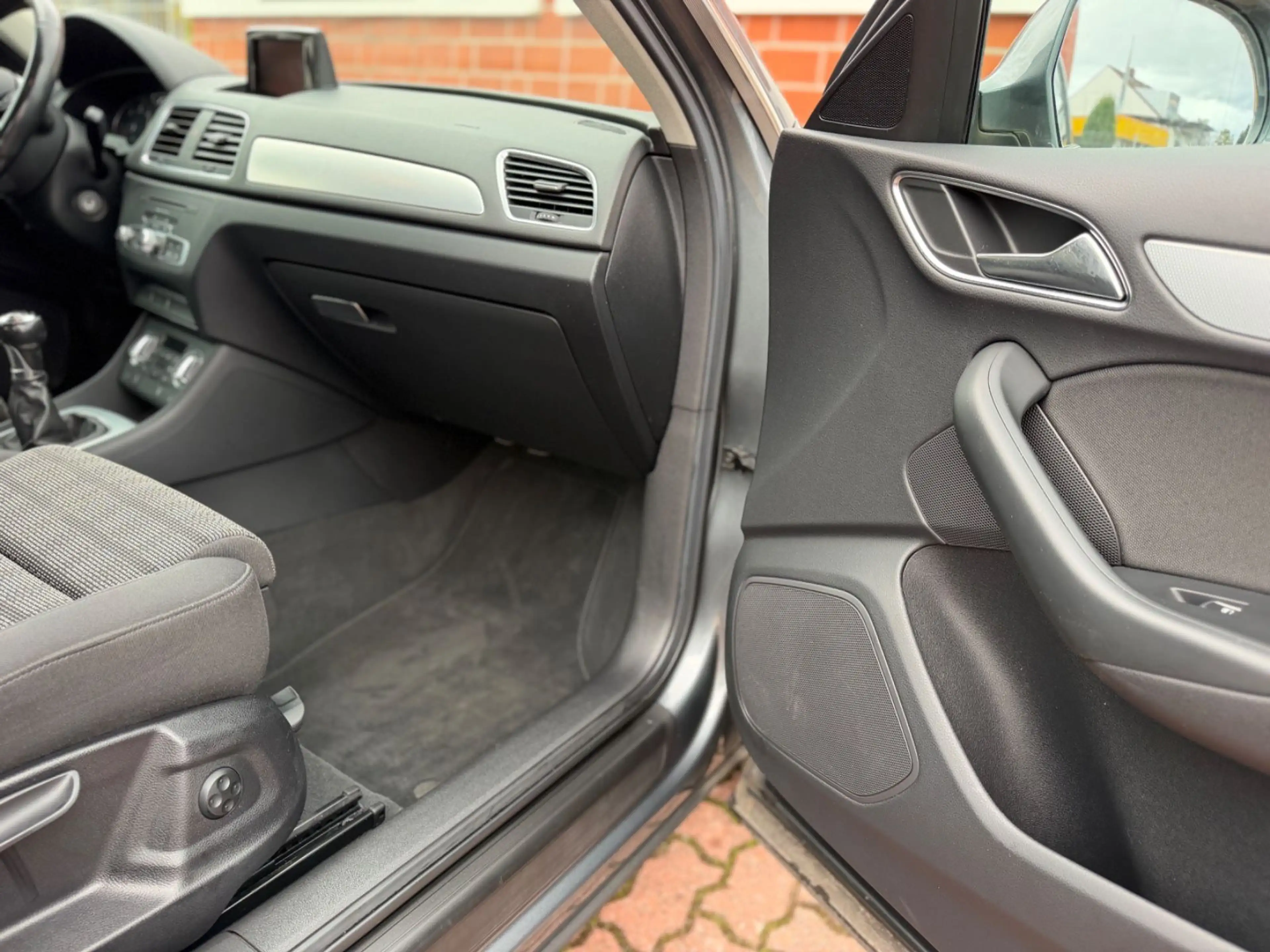 Audi Q3 2.0 TDI /XENON/NAVI/1.HAND/PDC/SHZ/MFL — photo 15