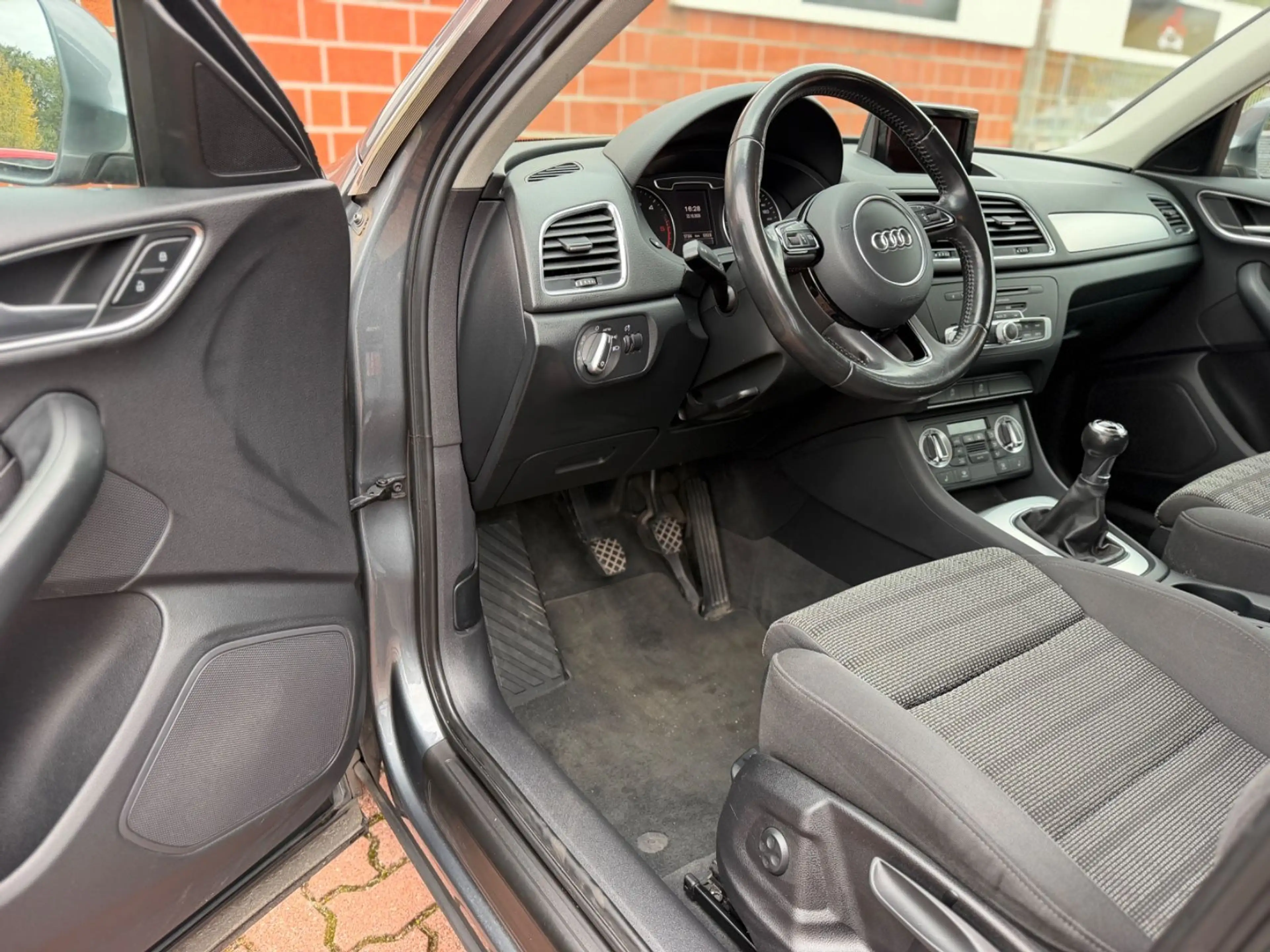 Audi Q3 2.0 TDI /XENON/NAVI/1.HAND/PDC/SHZ/MFL — photo 7
