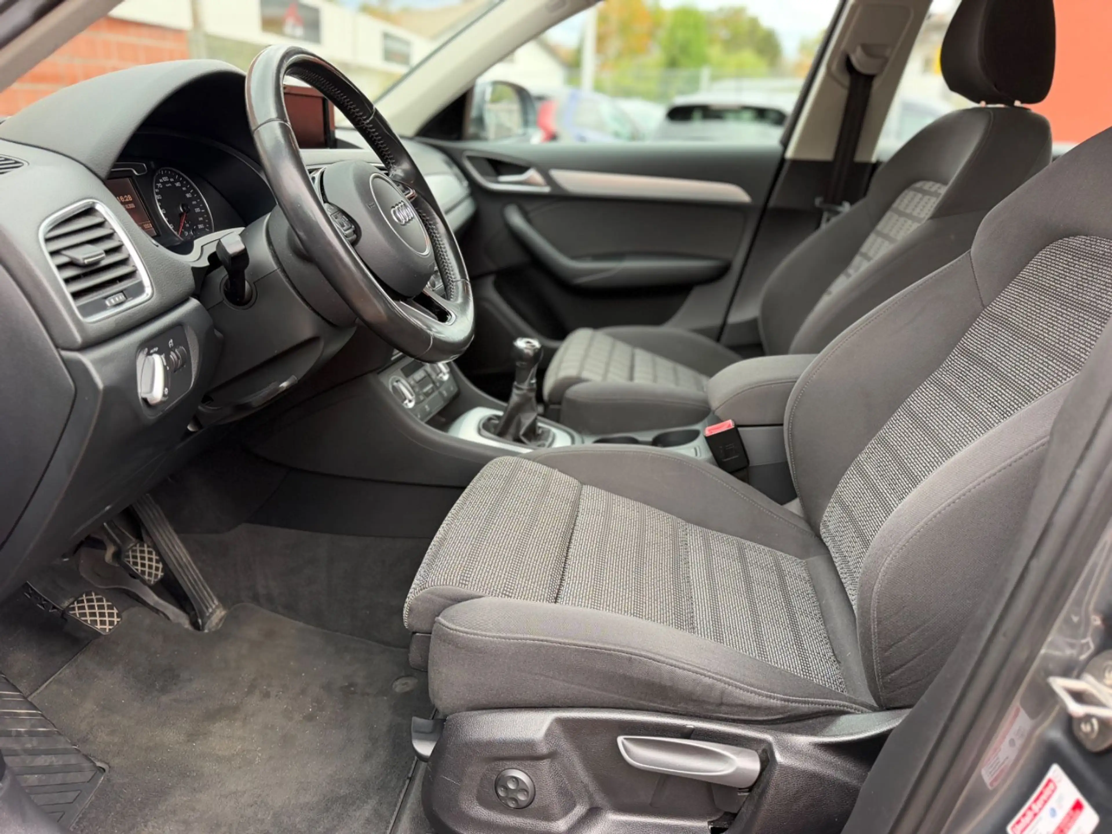 Audi Q3 2.0 TDI /XENON/NAVI/1.HAND/PDC/SHZ/MFL — photo 8