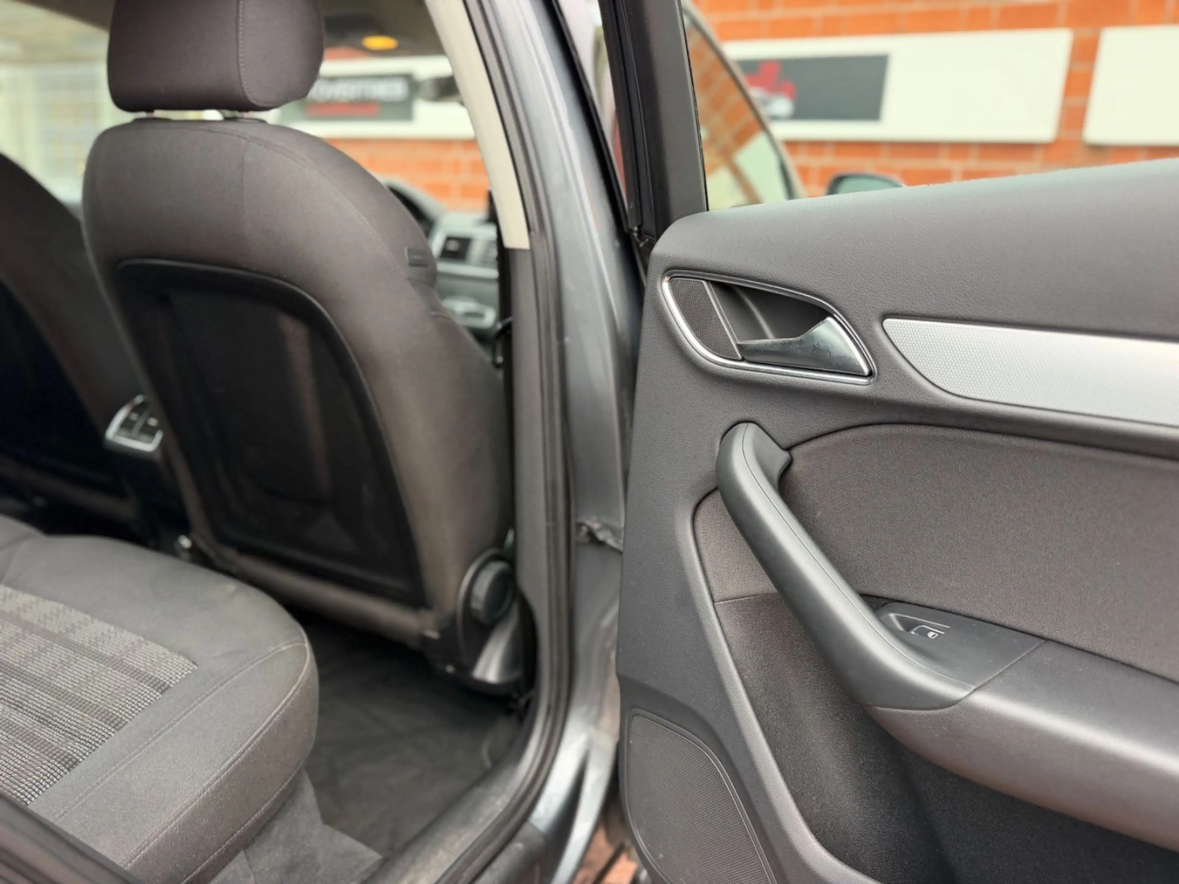 Audi Q3 2.0 TDI /XENON/NAVI/1.HAND/PDC/SHZ/MFL — photo 13