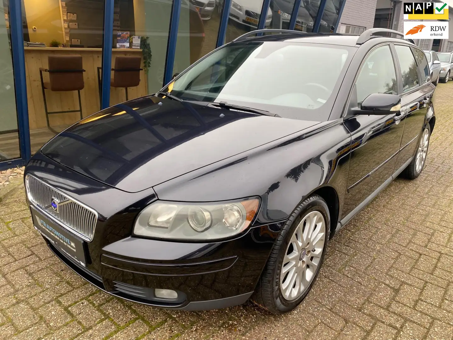 Volvo V50 2.4i Momentum 170PK Automaat Noir - 1