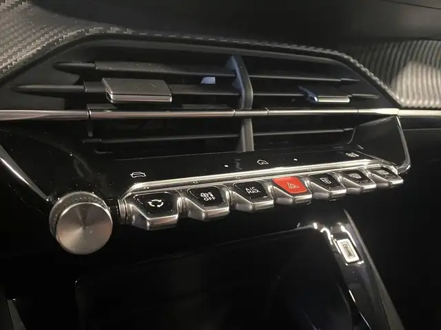 Peugeot 208 view 11