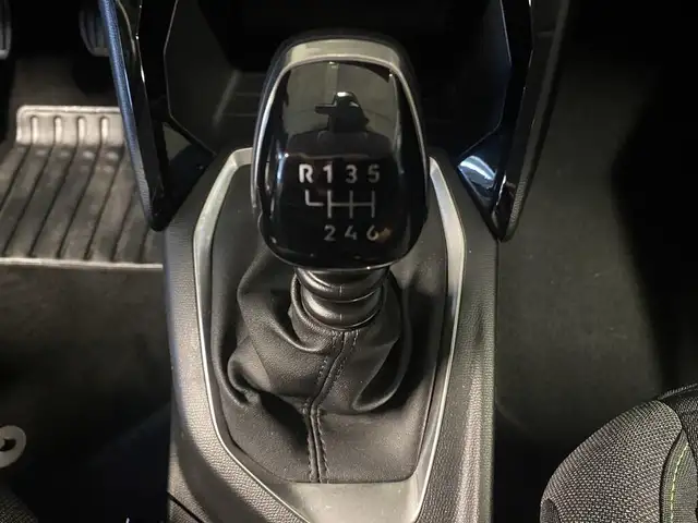 Peugeot 208 view 12