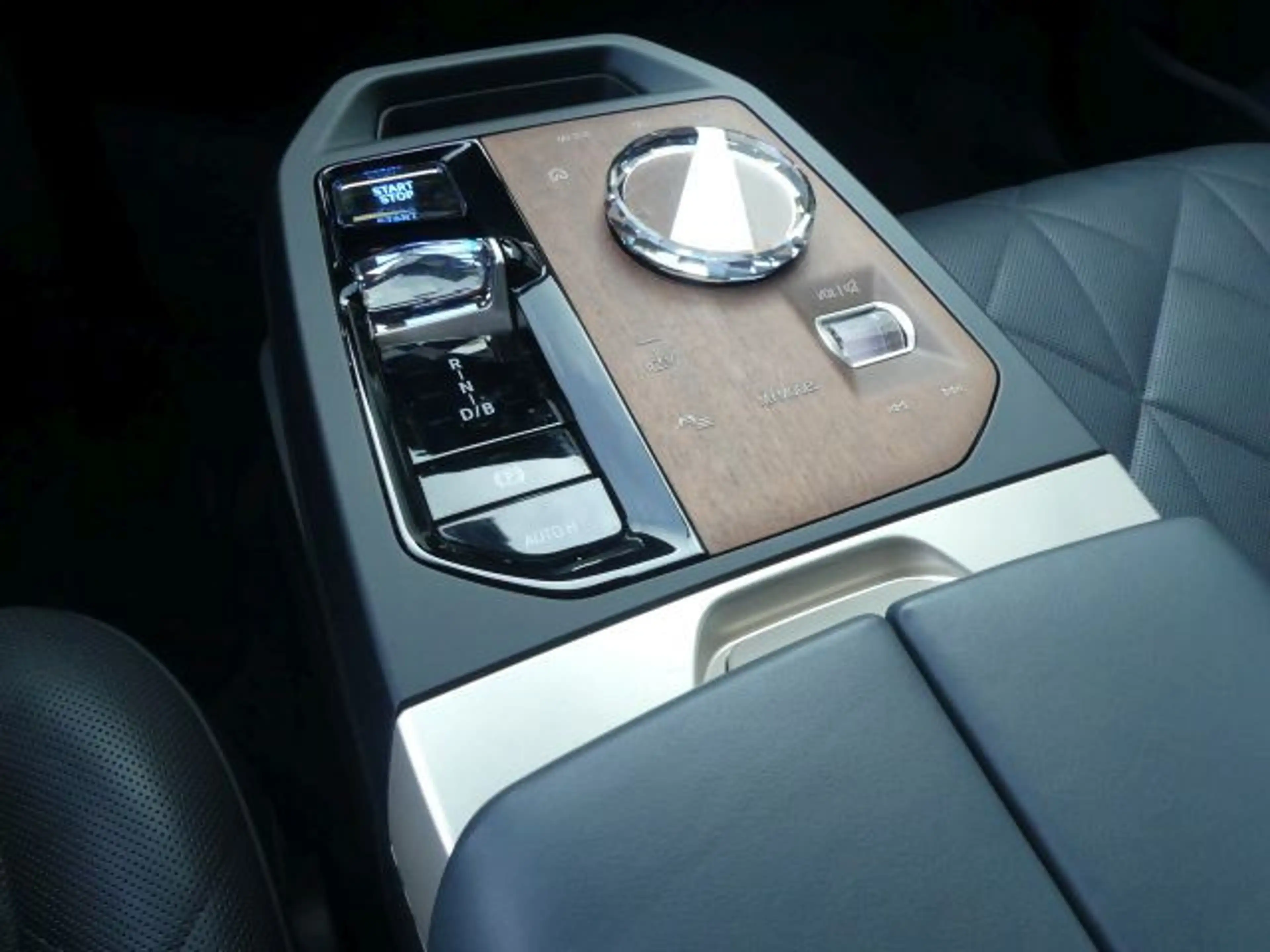BMW iX xDrive50 Sportpak.AHK°LASER°PANO°22-Massage — photo 11