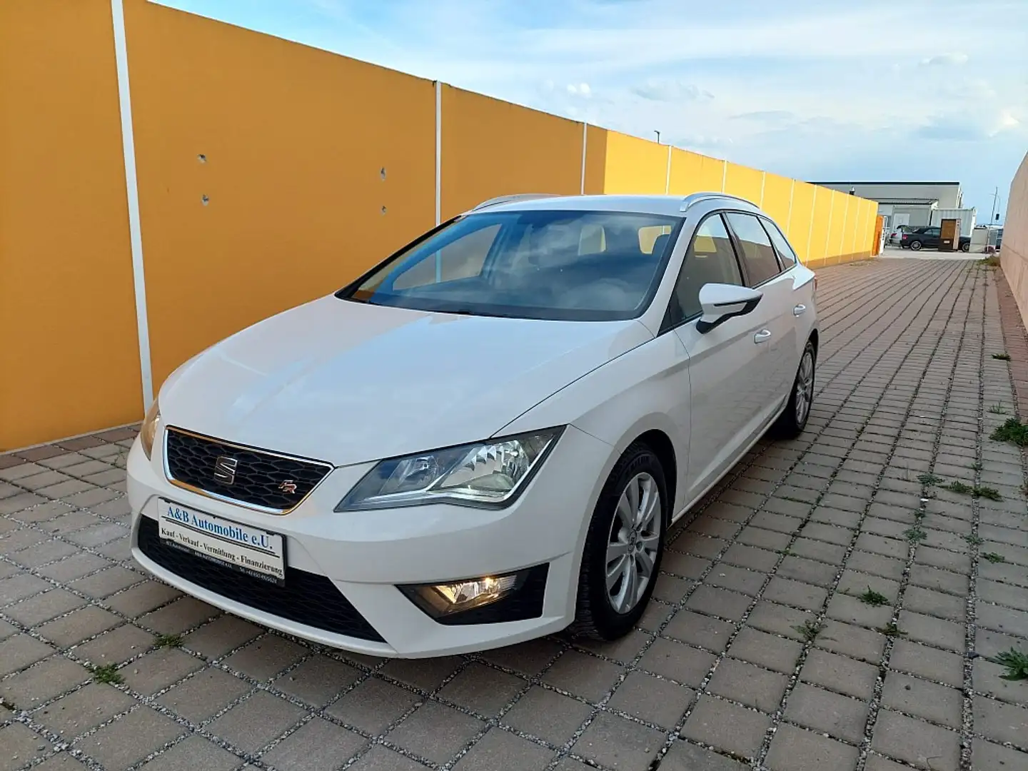 SEAT Leon ST FR 2,0 TDI Start-Stopp sofort Kredit Weiß - 1