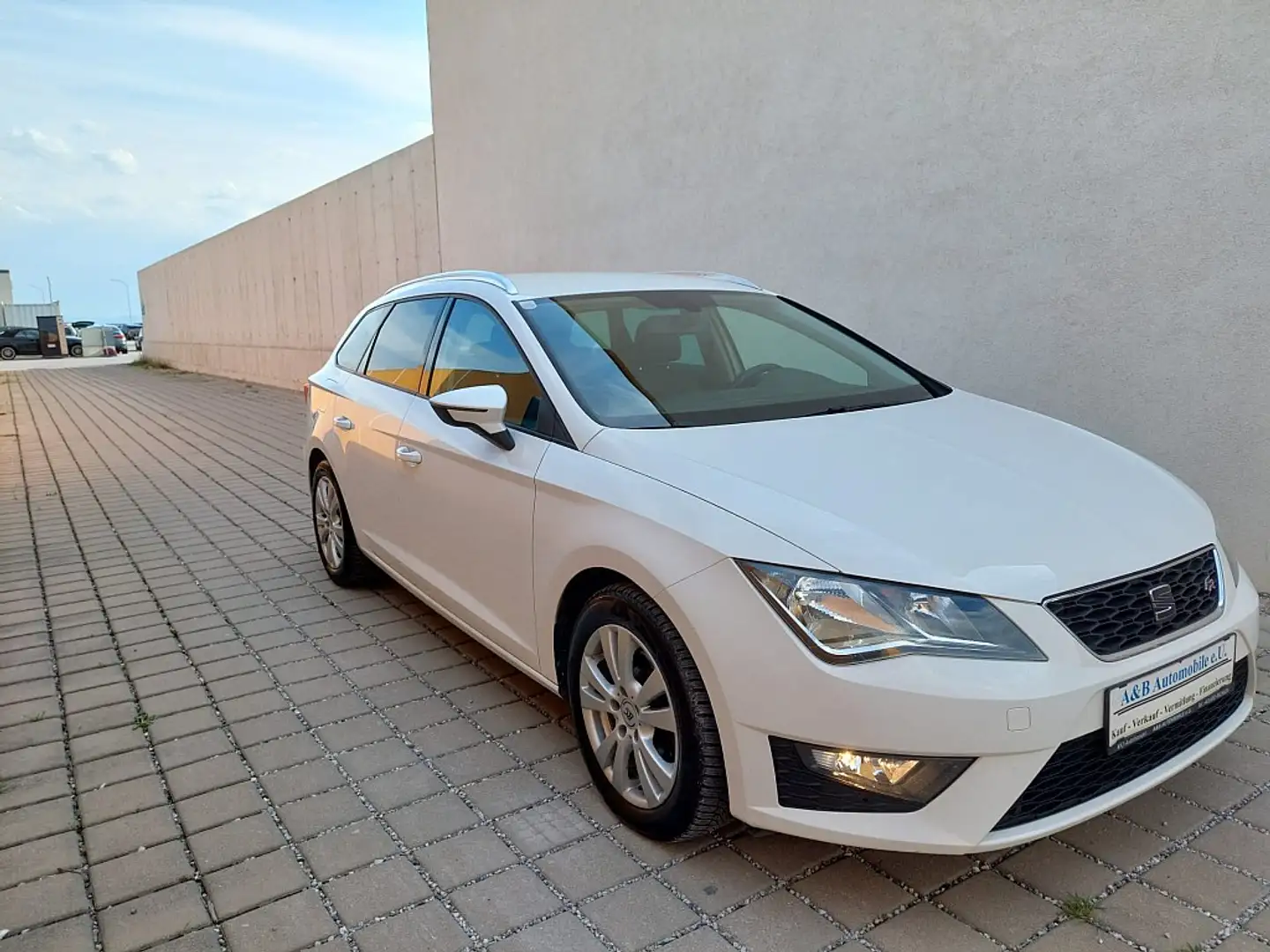 SEAT Leon ST FR 2,0 TDI Start-Stopp sofort Kredit Weiß - 1