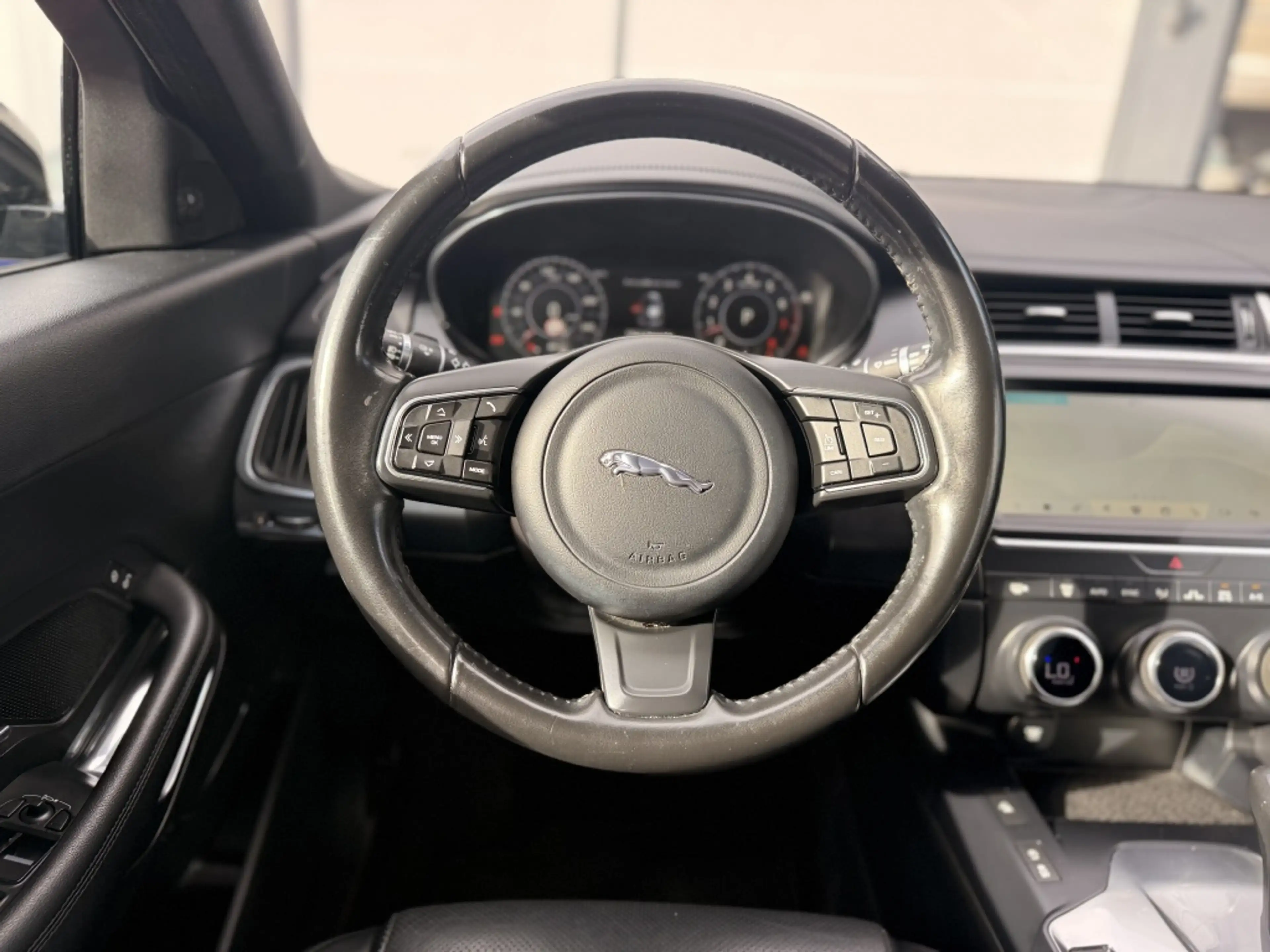 Jaguar E-Pace 2.0 P250 AWD HSE | 249PK | Panoramadak | Camera — photo 10