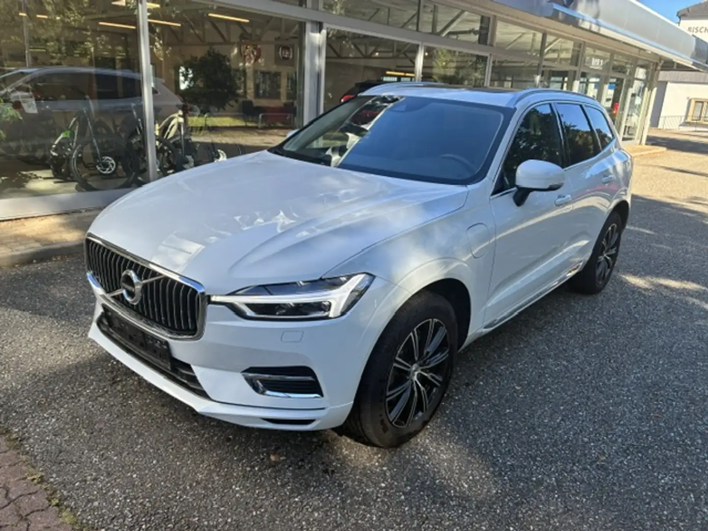 Volvo XC60 T6 AWD Recharge PHEV Inscription Geartronic Weiß - 2
