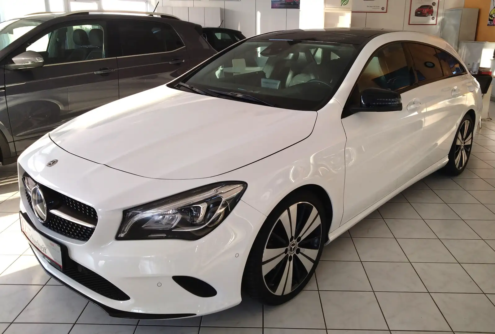 Mercedes-Benz CLA 200 CLA 200 Shooting Brake Urban AHK schwenkbar Weiß - 1