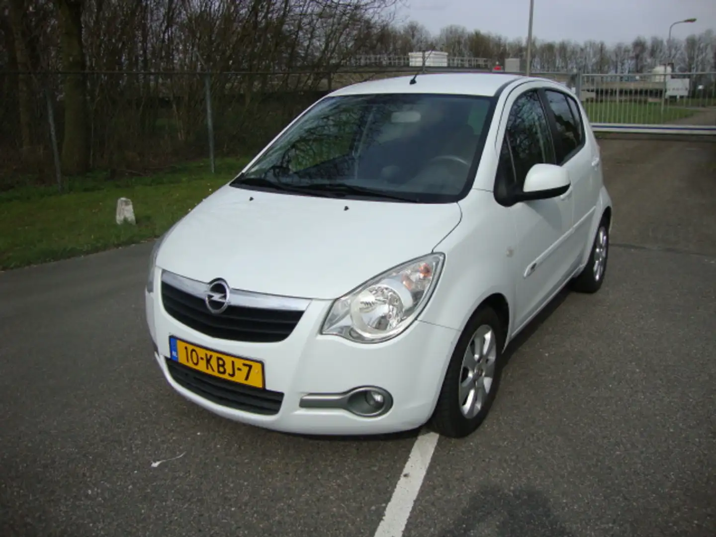 Opel Agila 1.2 16V 63KW AUT Edition Wit - 1