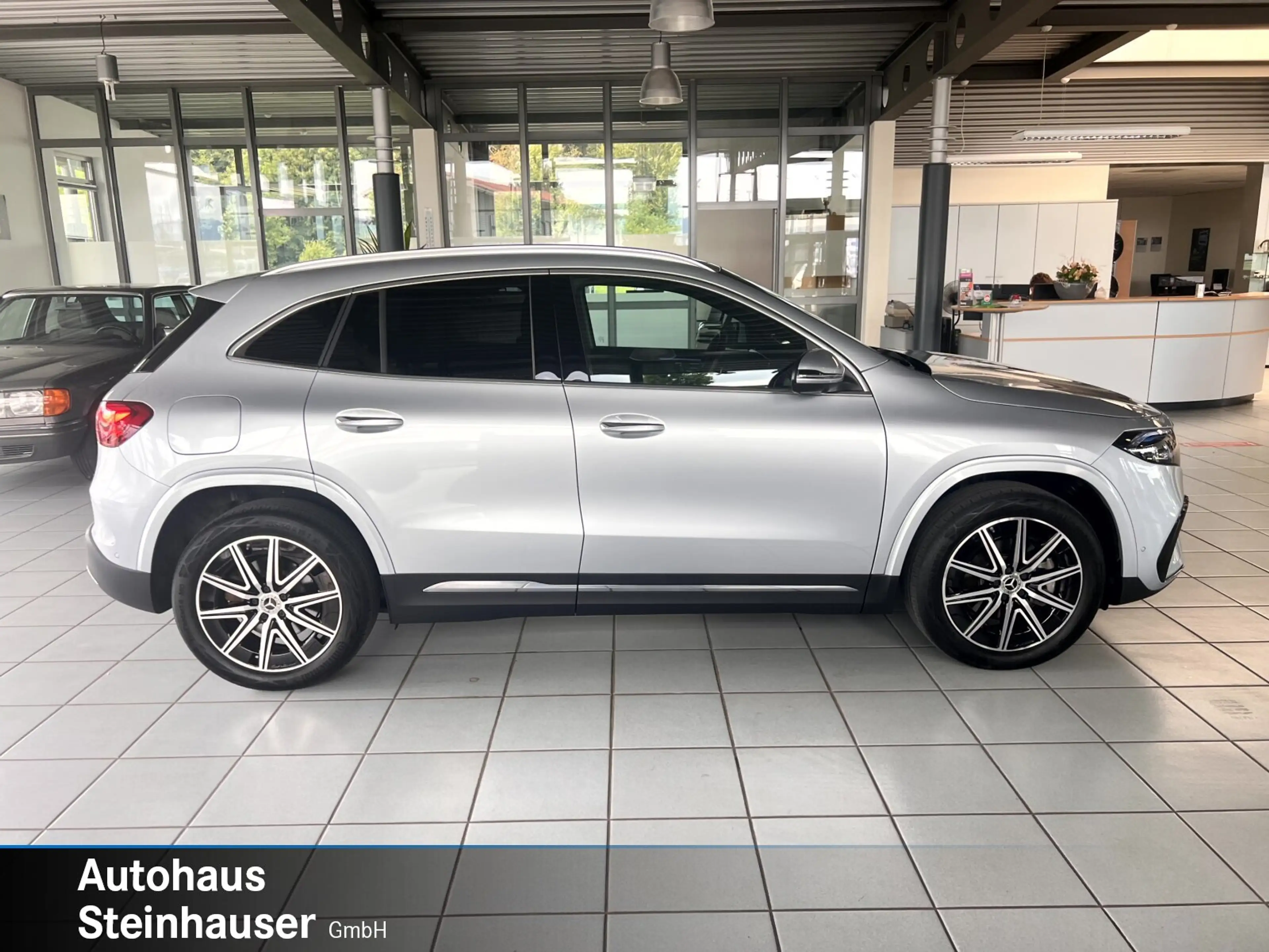Mercedes-Benz EQA 350 EQA 350 4MATIC AMG Line Premium/Distronic/AHK Navi — photo 2