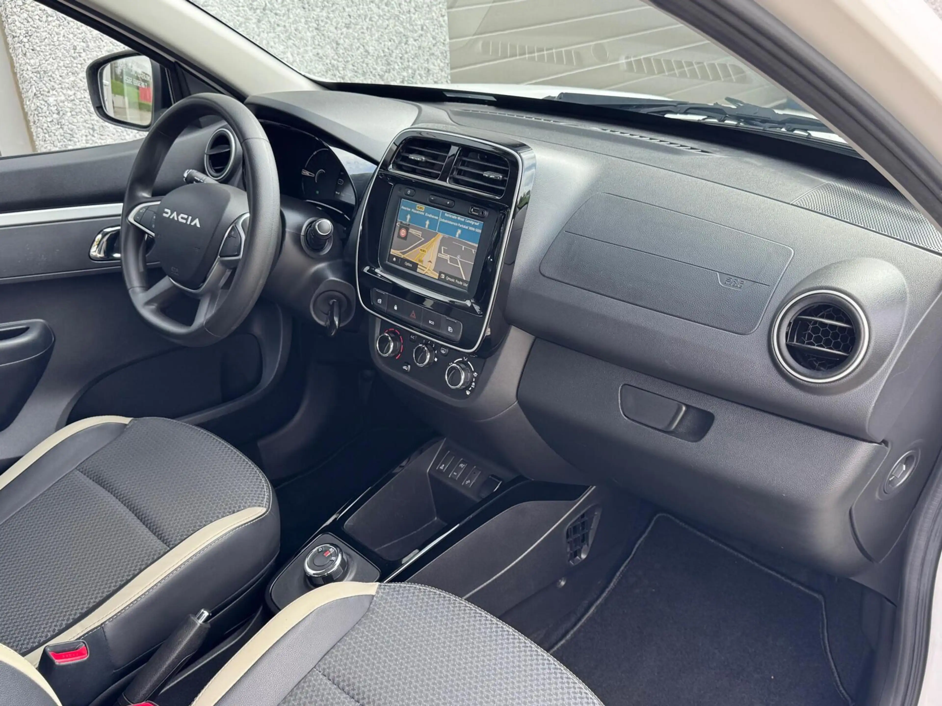 Dacia Spring Comfort Plus 27 kWh CCS/Navi/Camera/CarPlay/ — photo 9