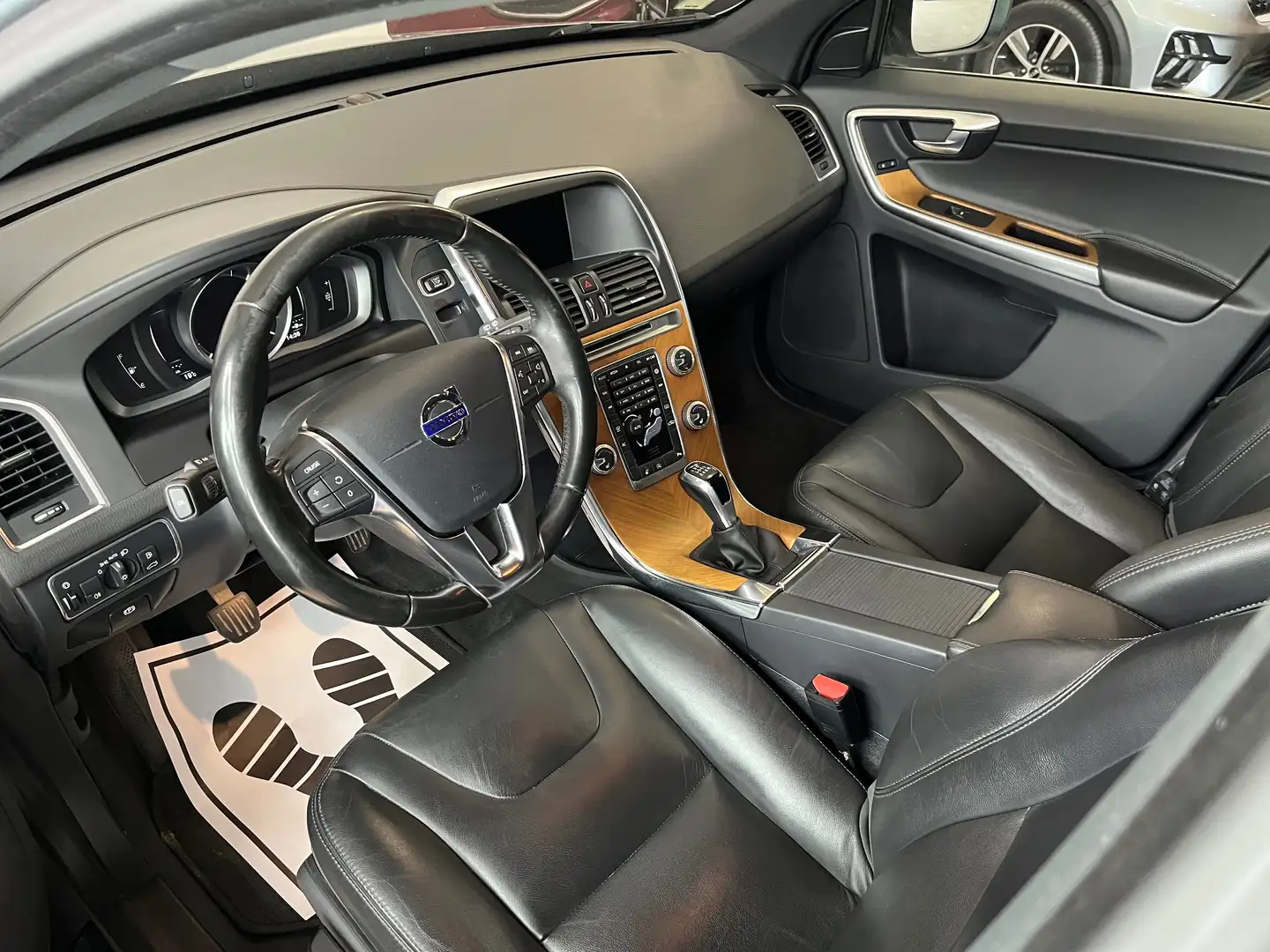 Volvo XC60 Kinetic 2WD Grau - 2