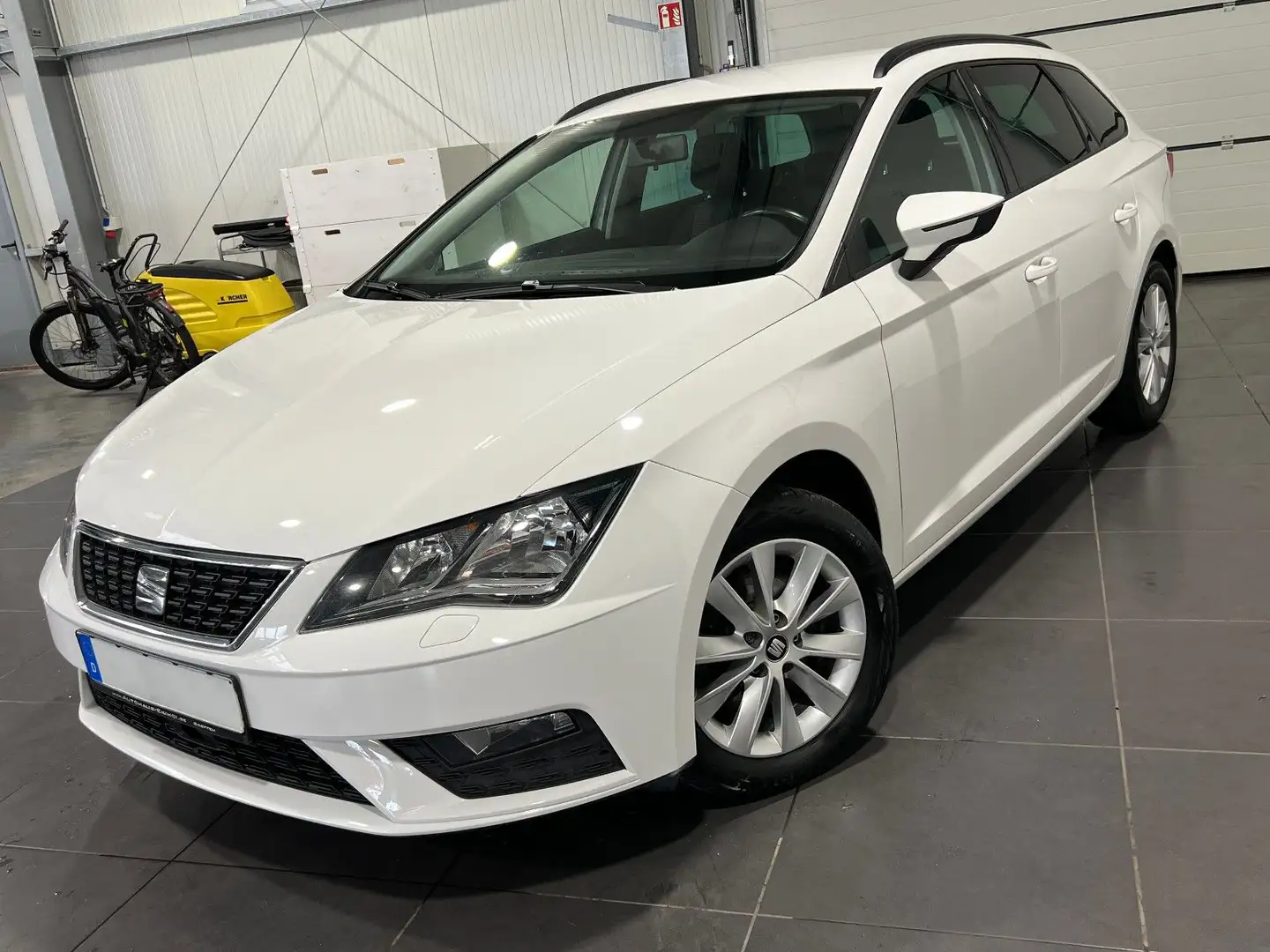 SEAT Leon 2.0 TDi ST Automatik **Navi*AHK*SHZ*Temp** Weiß - 1