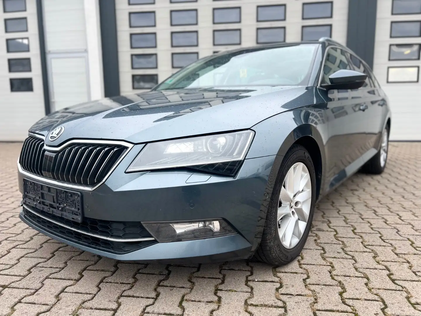 Skoda Superb Combi Style ** Leder**Pano**Automatik Grau - 2
