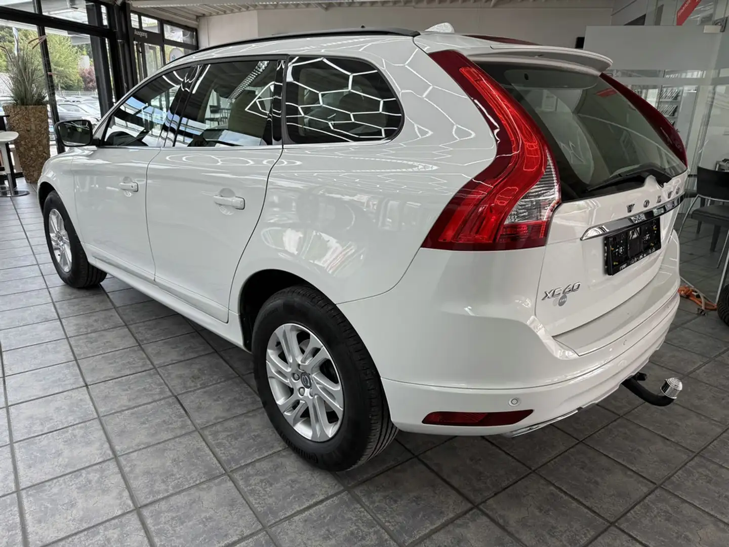 Volvo XC60 D4 AWD Momentum, Leder, Navi, Autom., AHK White - 2