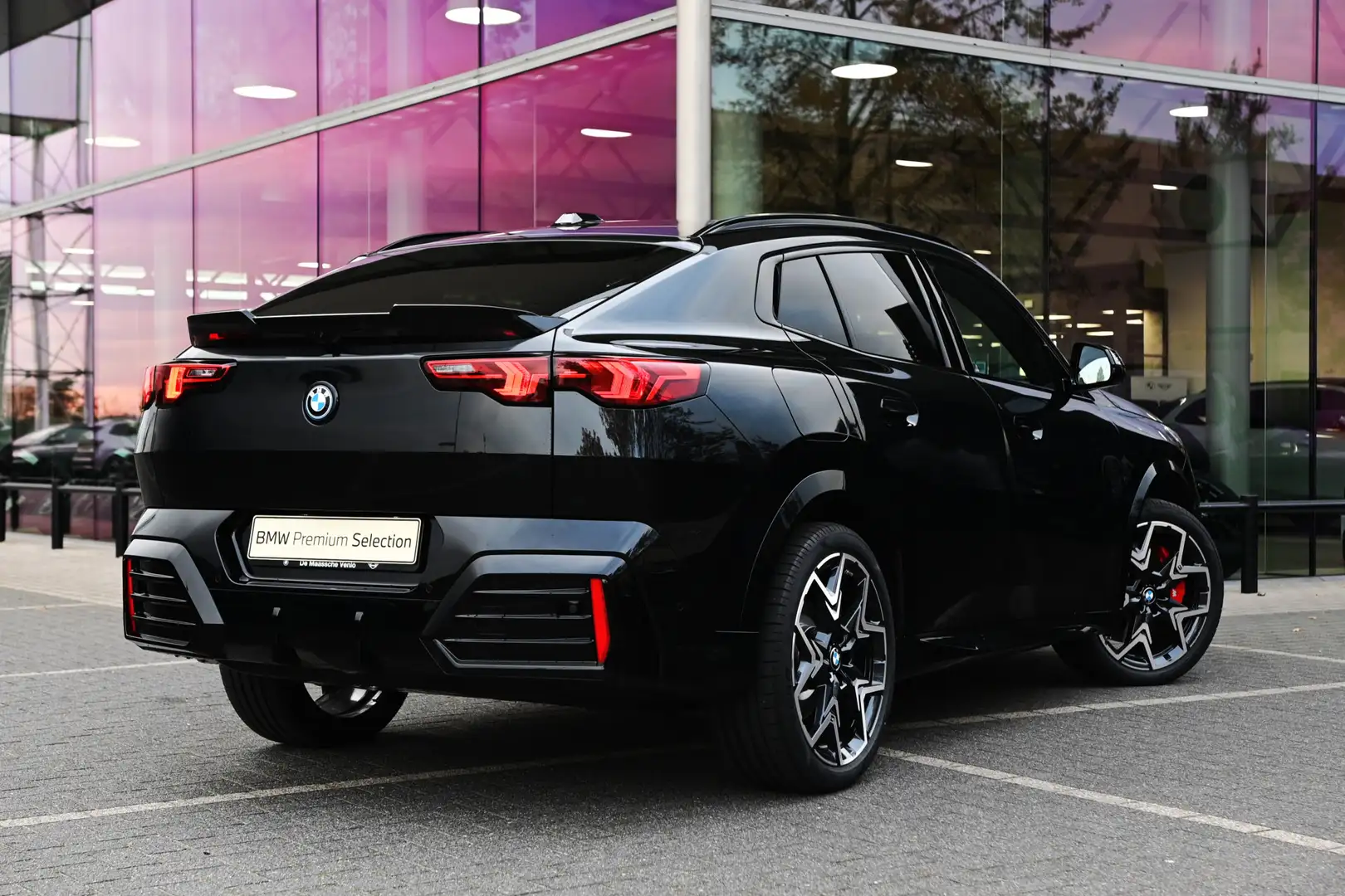 BMW iX2 eDrive20 M Sport / Panoramadak / Trekhaak / Sports Noir - 2