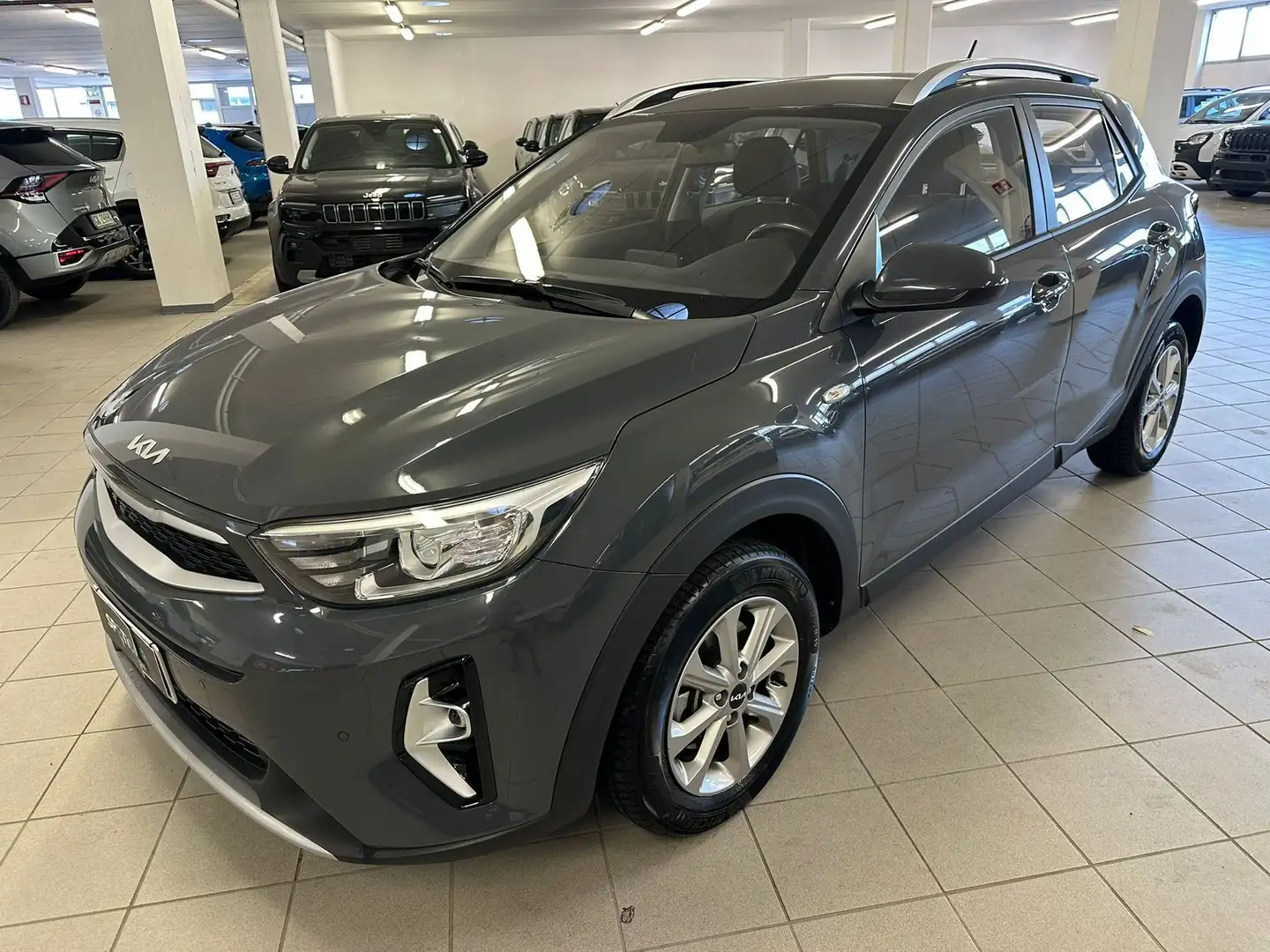 Kia Stonic Stonic 1.2 DPI Urban Gris - 2
