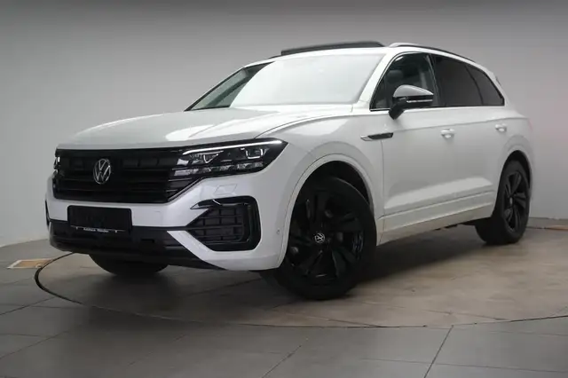 Volkswagen Touareg view 3
