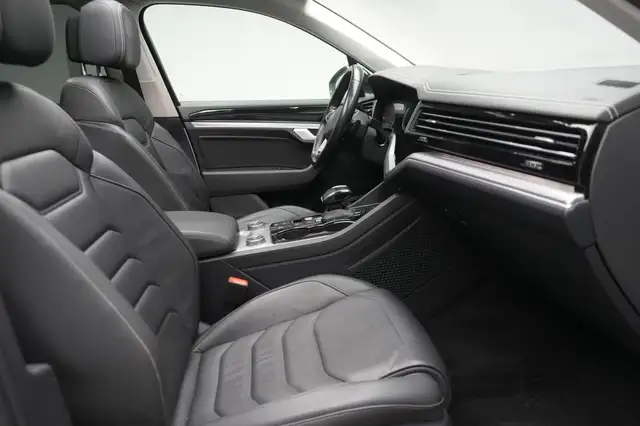 Volkswagen Touareg view 6
