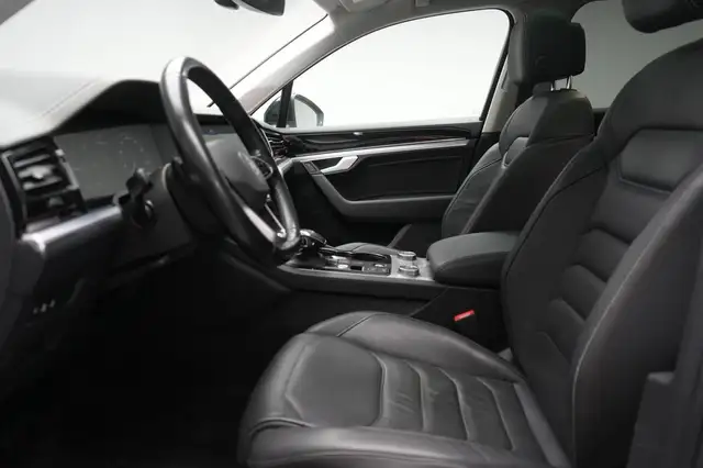 Volkswagen Touareg view 10