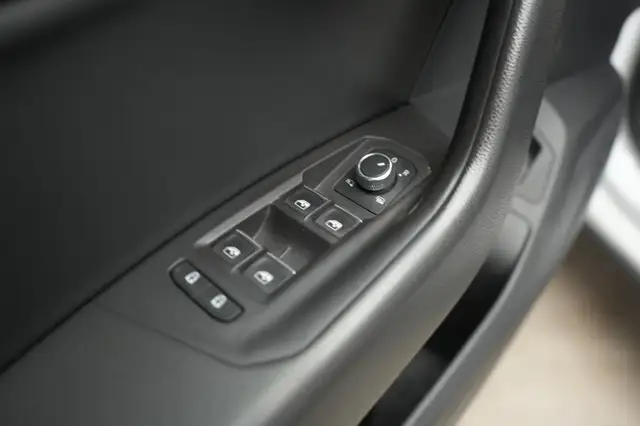 Volkswagen Touareg view 28