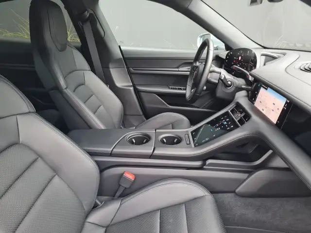 Porsche Taycan view 10