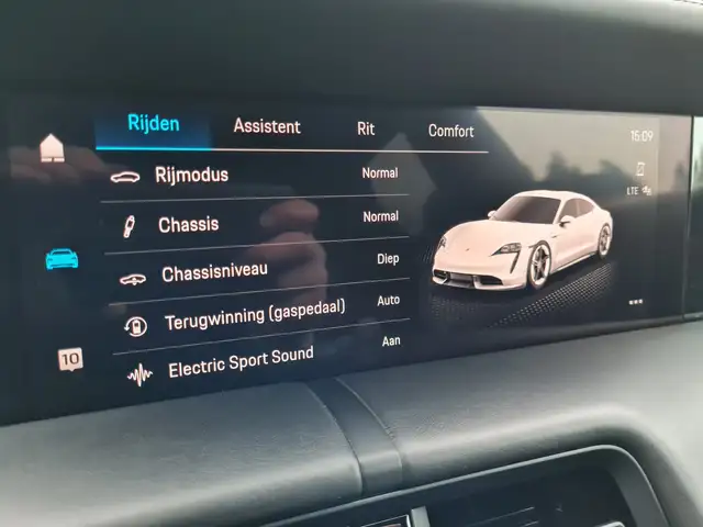 Porsche Taycan view 15
