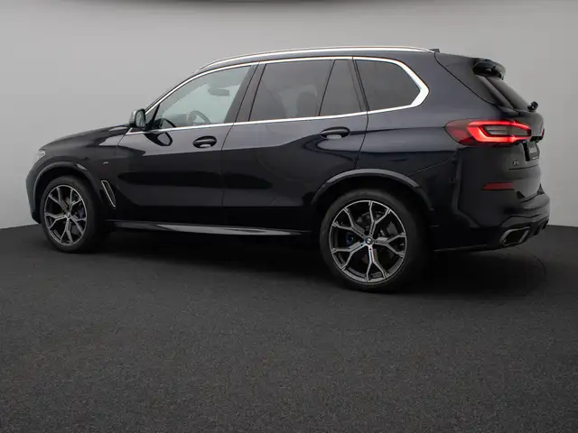 BMW X5 M view 10