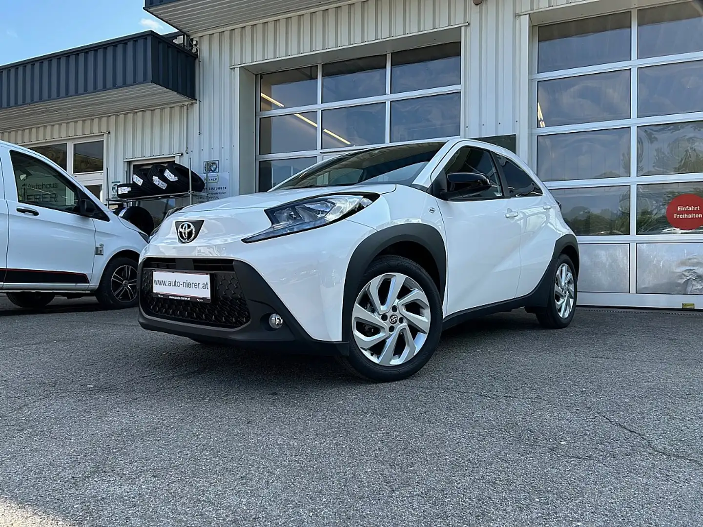 Toyota Aygo X 1,0 VVT-i Play *Design Paket* Weiß - 1