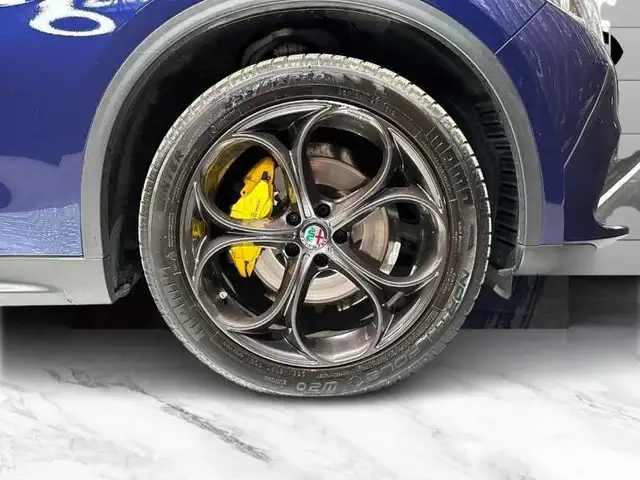 Alfa Romeo Stelvio view 8