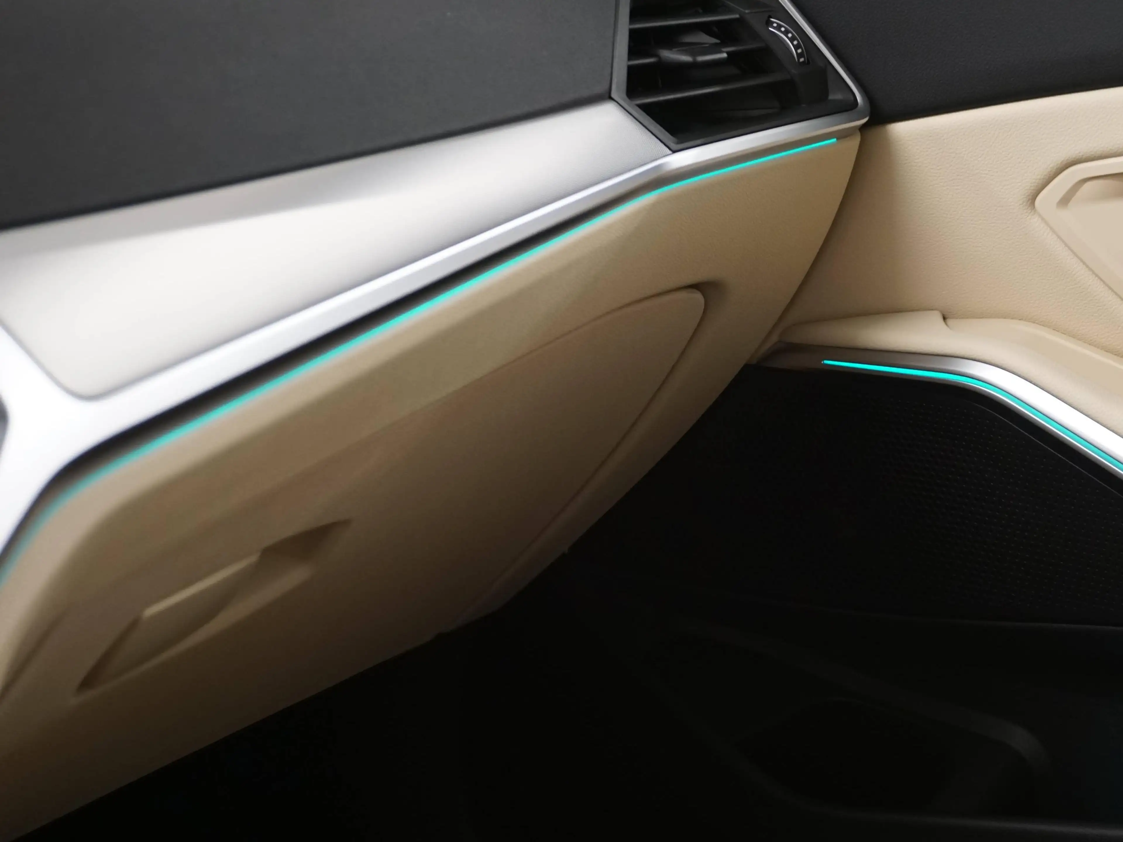 BMW 318 d Luxury Line // Anhängervorrichtung // ACC // Panoramadach // — photo 18