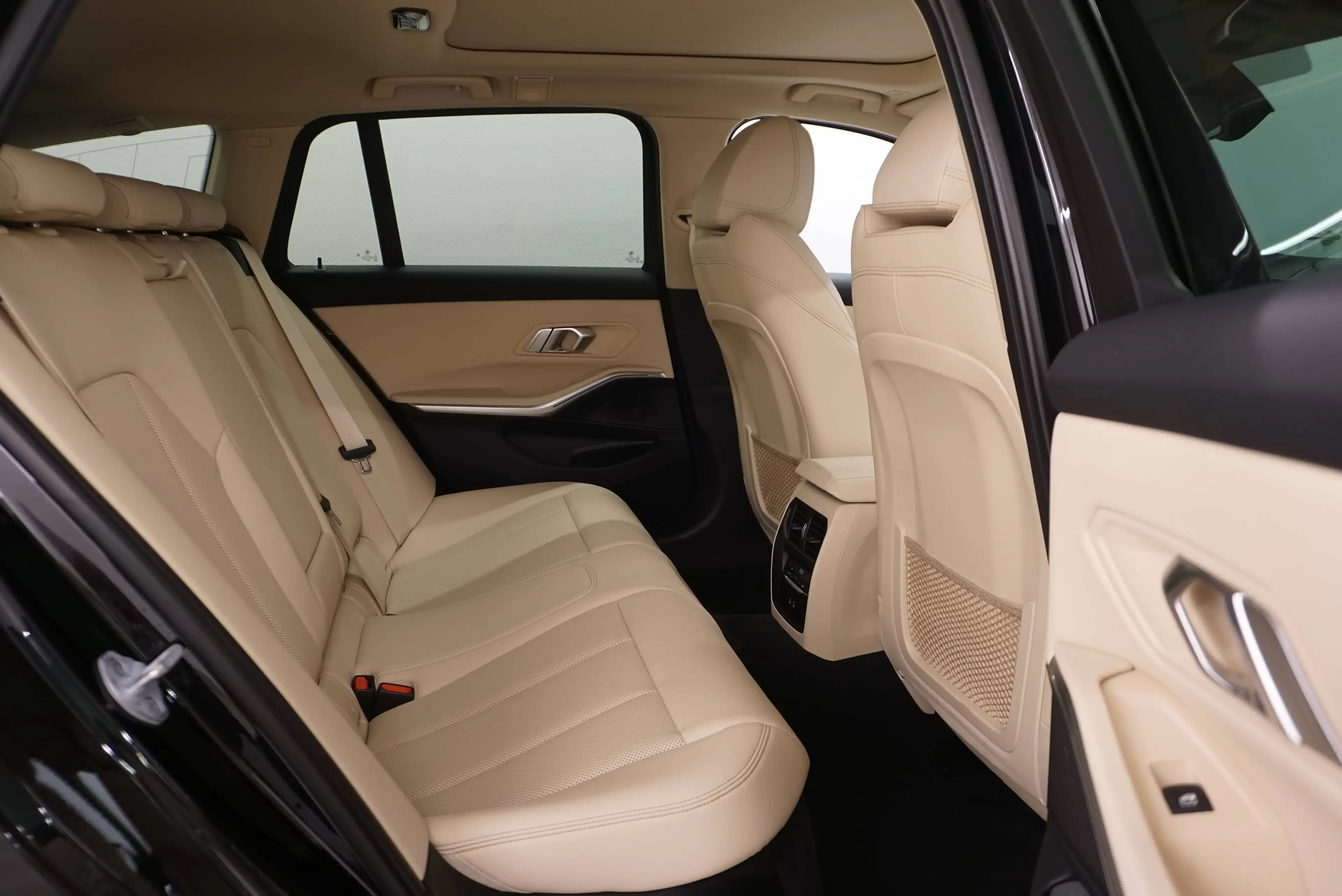 BMW 318 d Luxury Line // Anhängervorrichtung // ACC // Panoramadach // — photo 20