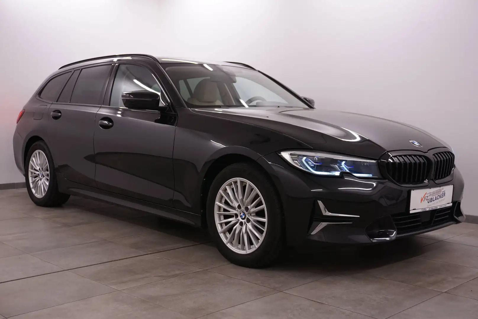 BMW 318 d Luxury Line // Anhängervorrichtung // ACC // Panoramadach // Schwarz - 1