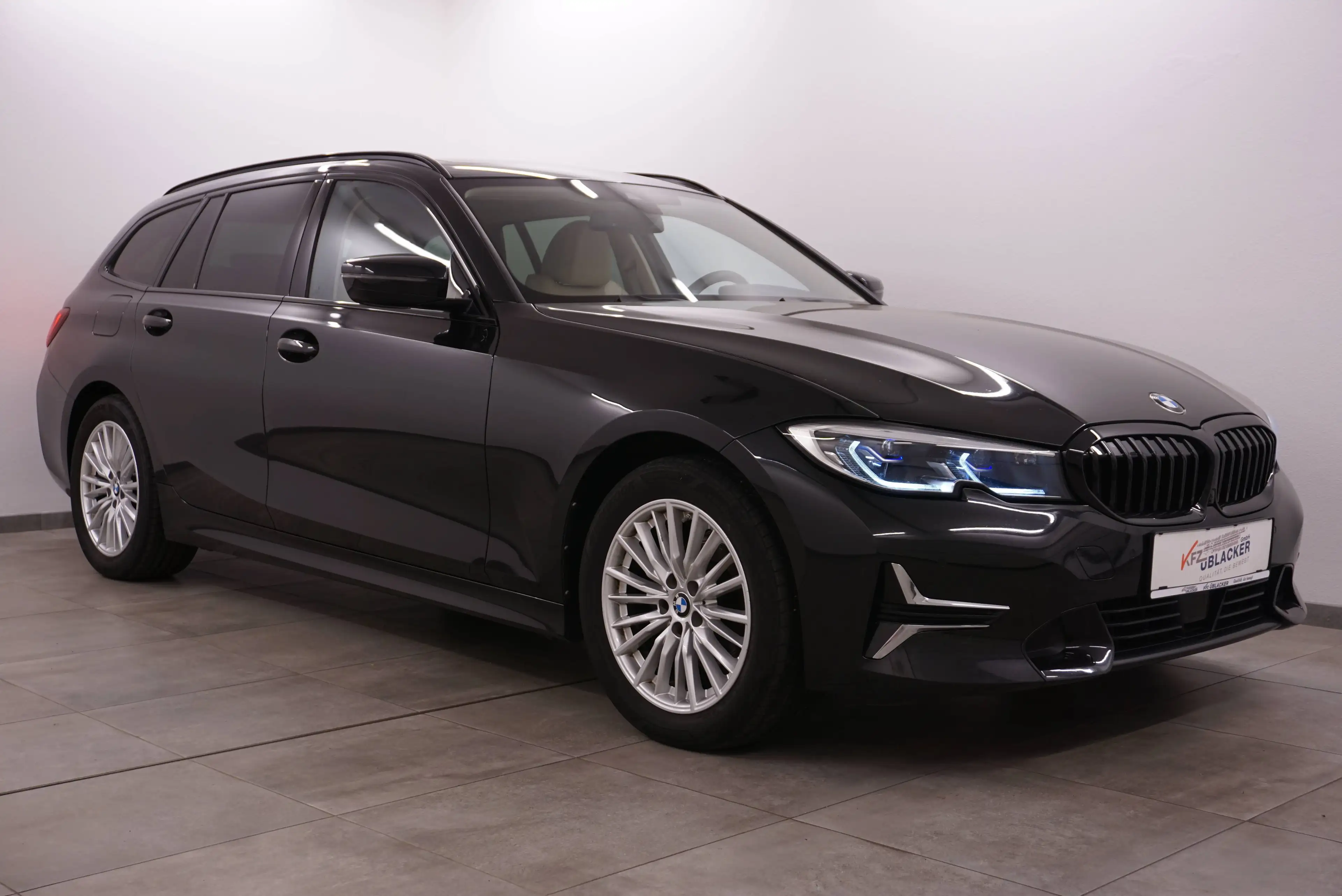 BMW 318 d Luxury Line // Anhängervorrichtung // ACC // Panoramadach //