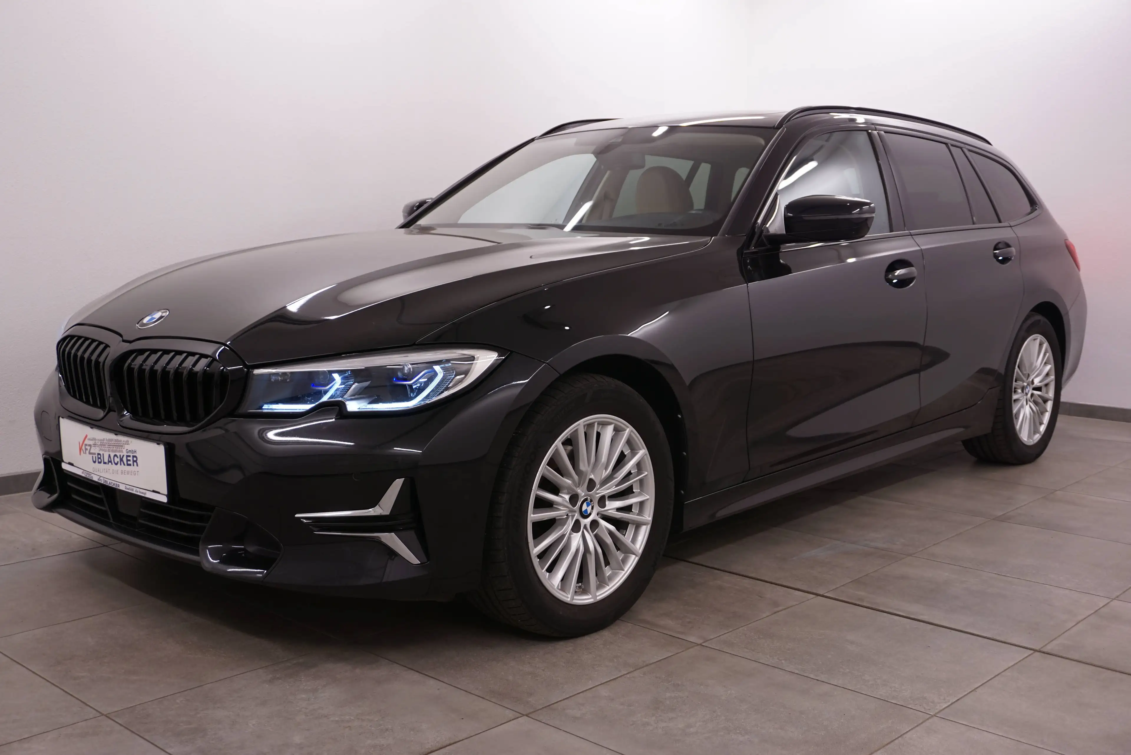 BMW 318 d Luxury Line // Anhängervorrichtung // ACC // Panoramadach // — photo 3