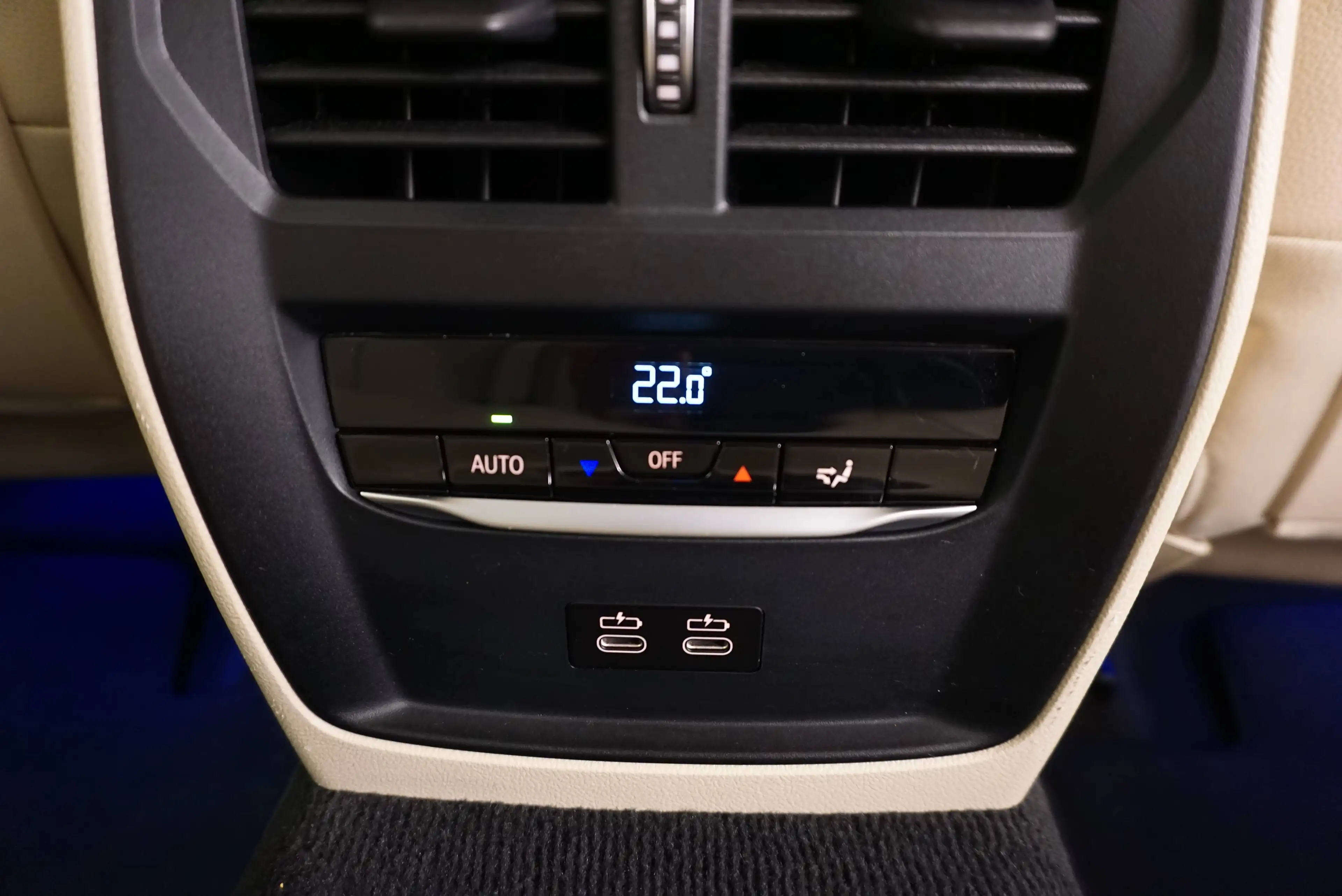BMW 318 d Luxury Line // Anhängervorrichtung // ACC // Panoramadach // — photo 21