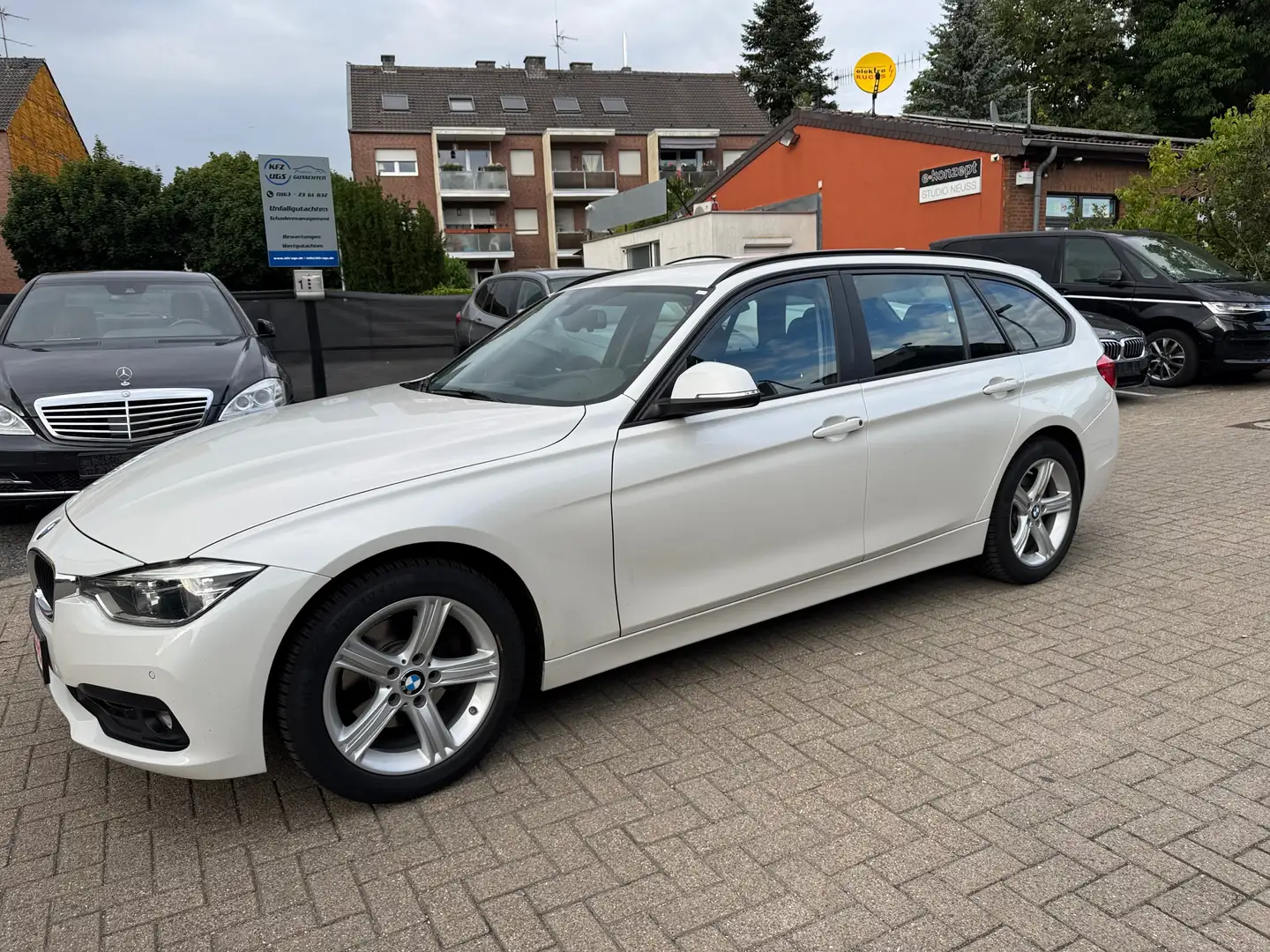BMW 320 320 d Advantage LED NAVI SHZ PDC KEYLESS Beyaz - 2