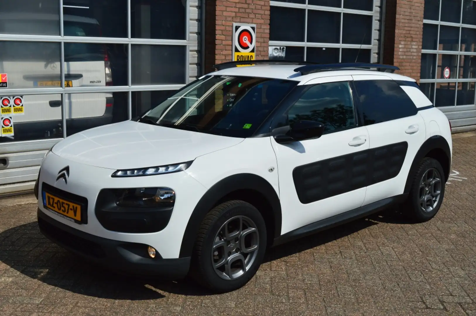 Citroen C4 Cactus Pdc, Automaat, Navigatie 1.2 PureTech Shine Wit - 1