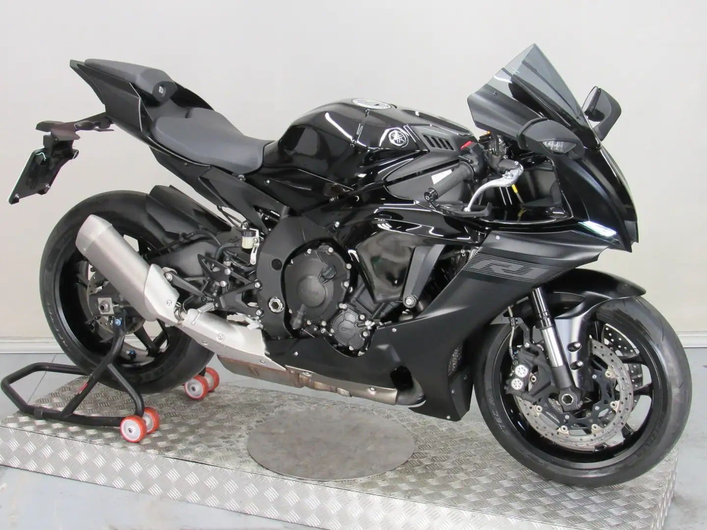 Yamaha YZF-R1 Чорний - 2