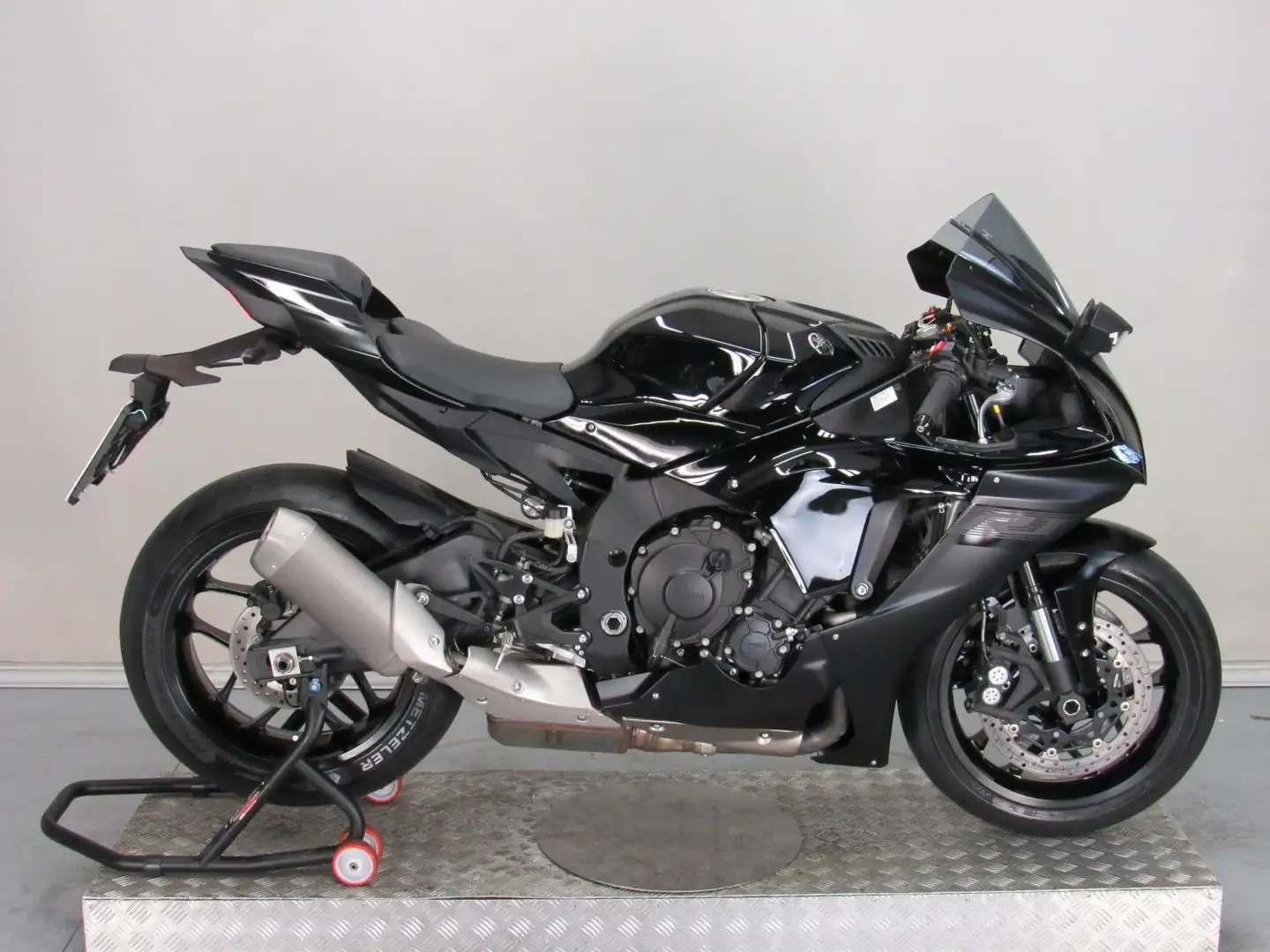 Yamaha YZF-R1 Чорний - 1