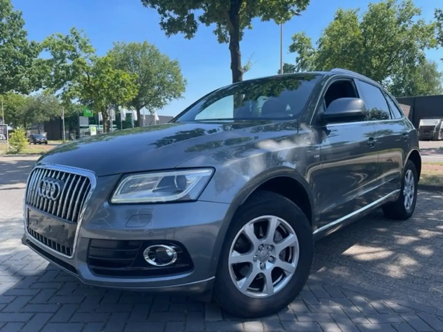 Audi Q5 2.0 TDI S-LINE Grau - 1